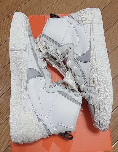 sacai × NIKE BLAZER MID "WHITE/WOLF GREY"