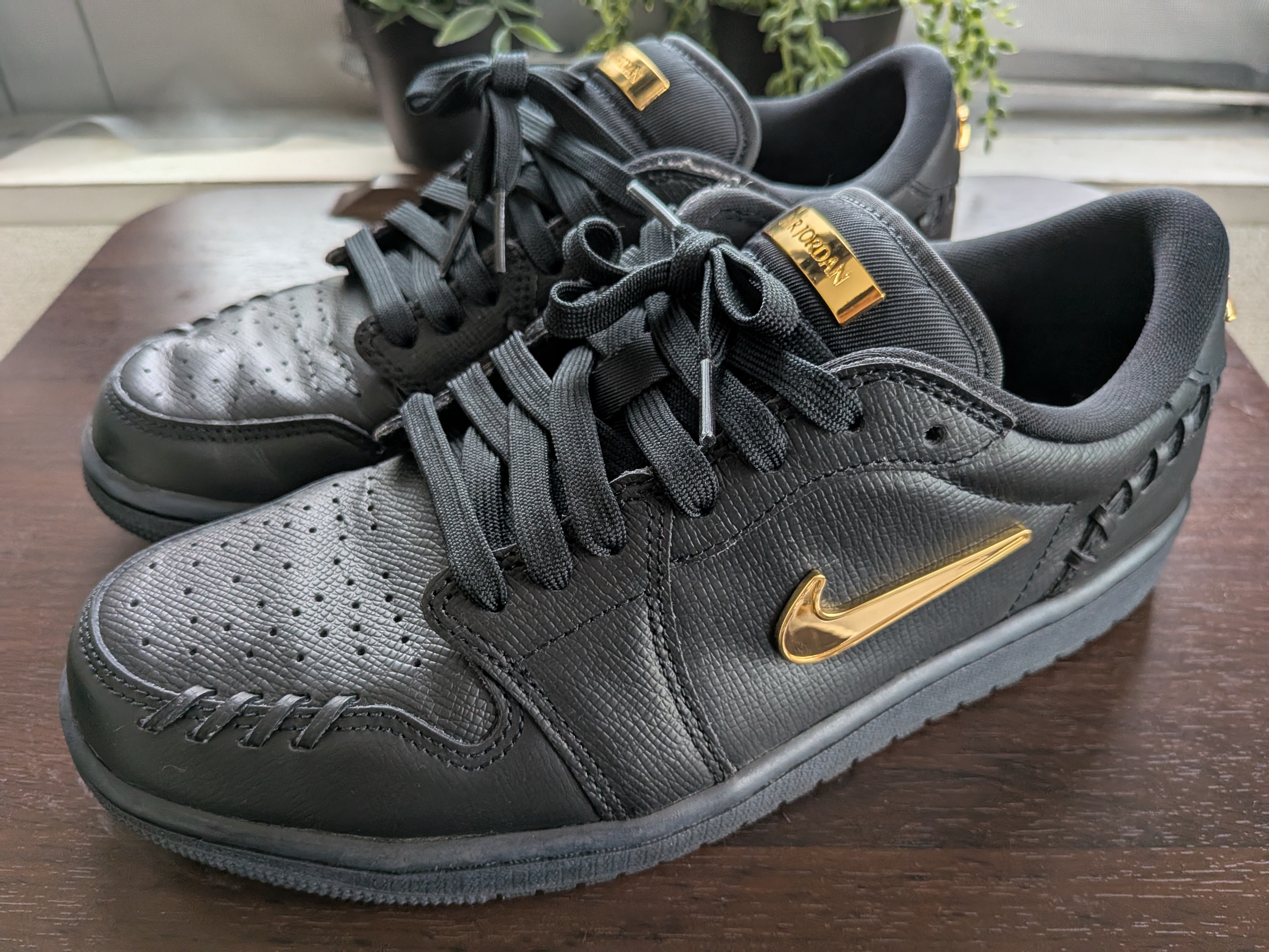 ナイキ ウィメンズ エアジョーダン1 ロー MM "ブラック/メタリックゴールド"