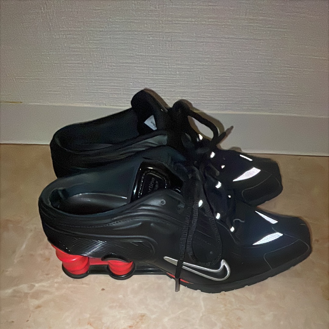 マーティンローズ × ナイキ ウィメンズ ショックス MR4 "ブラック/メタリックシルバー コメットレッド"