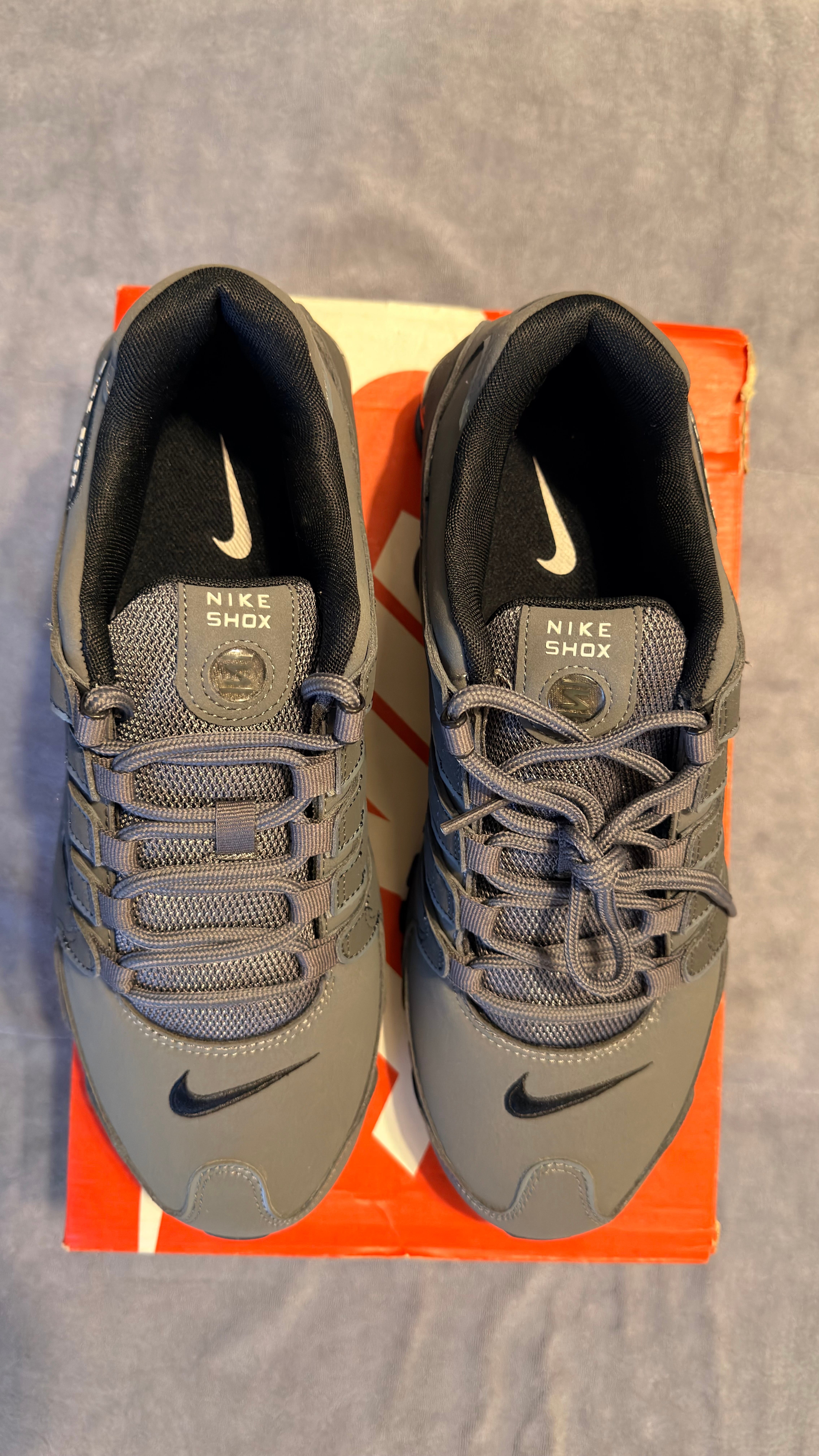 ナイキ ショックス NZ "ダーク グレー"