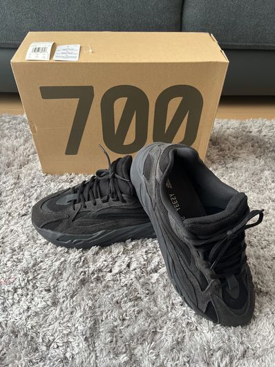 adidas YEEZY BOOST 700 V2 "Vanta"