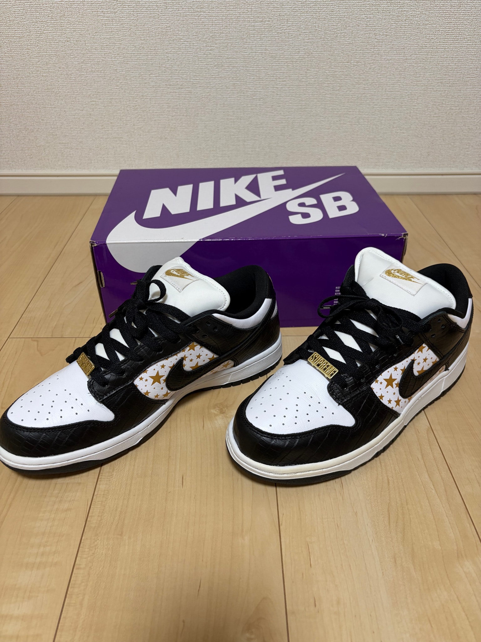 Supreme × Nike SB Dunk Low OG QS Gold Stars "White/Black"