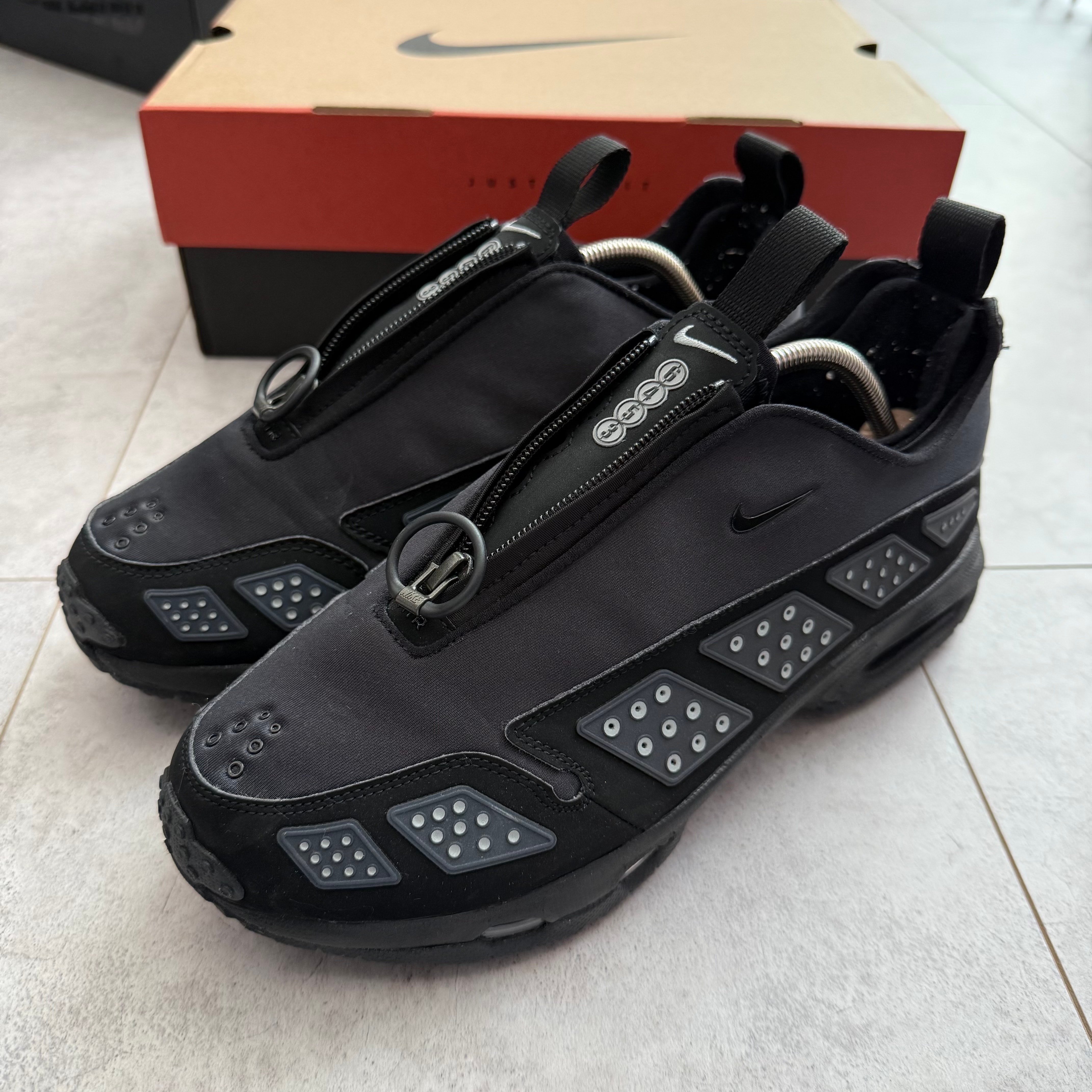 ナイキ ウィメンズ エアマックスサンダー "ブラック アンド シルバー"