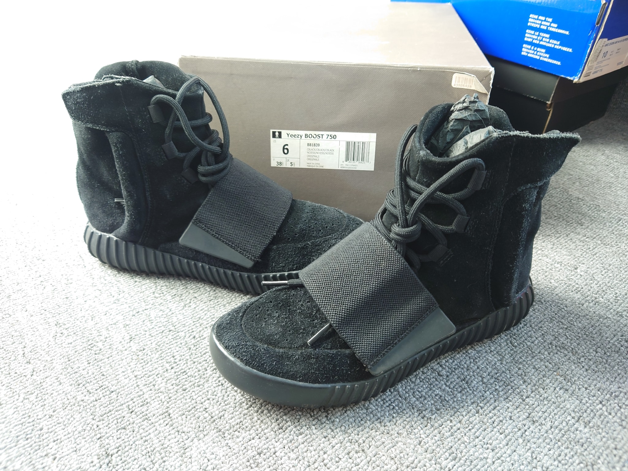 adidas YEEZY Boost 750 "Triple Black"