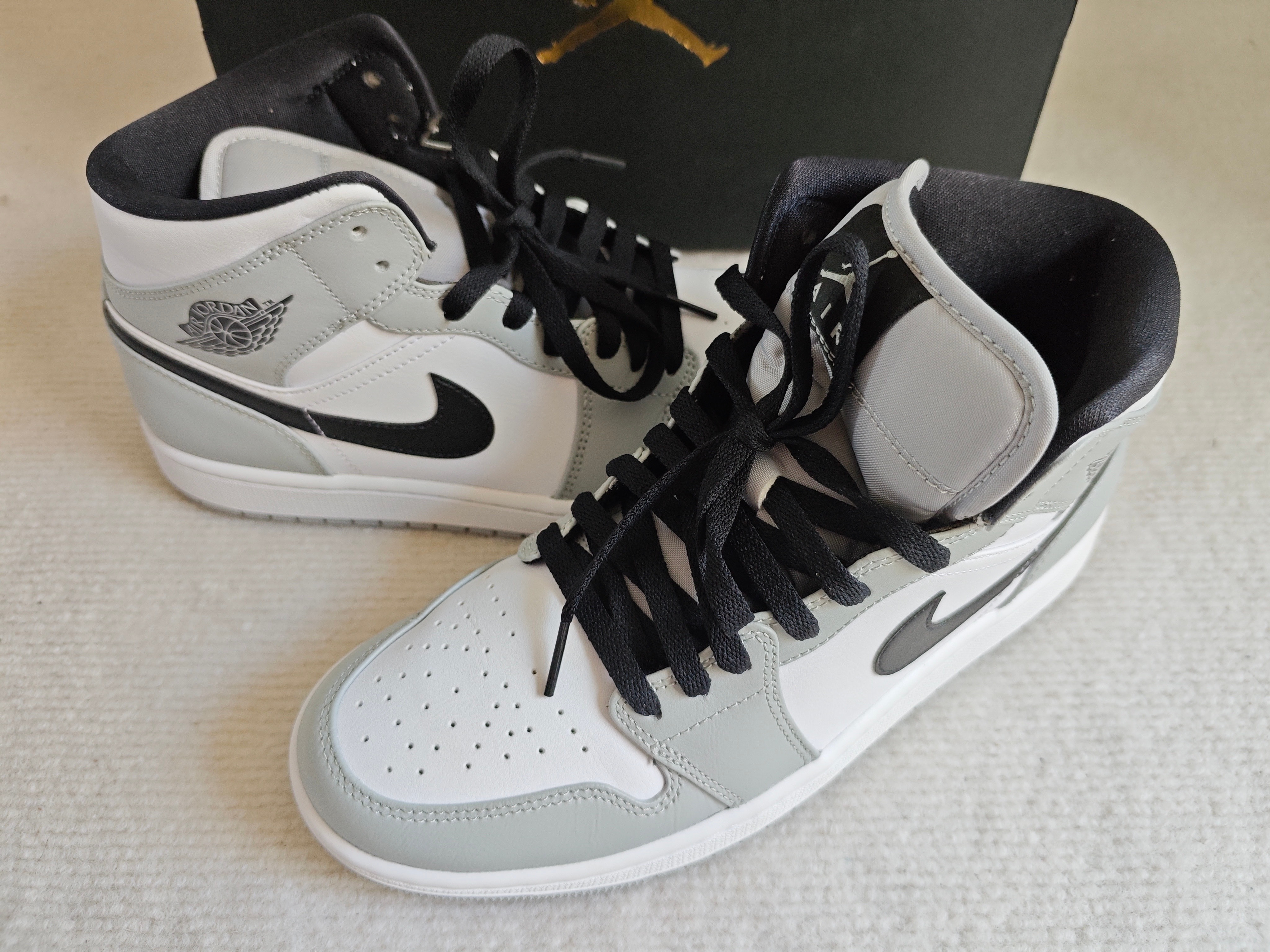 Nike Air Jordan 1 Mid "Light Smoke Grey/White/Black"