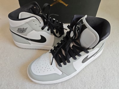 Nike Air Jordan 1 Mid "Light Smoke Grey/White/Black"