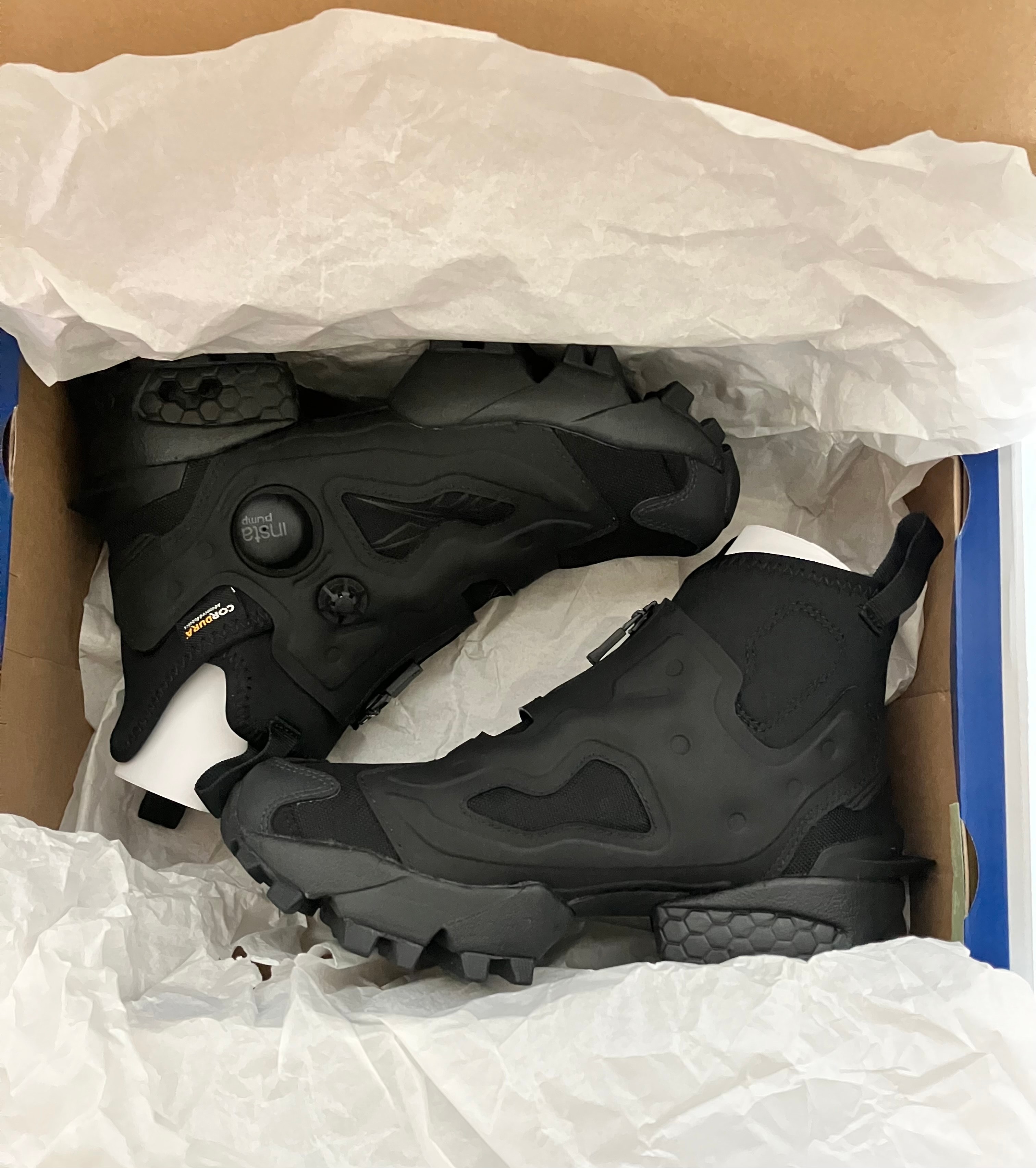 リーボック インスタポンプフューリー ミッド "ブラック"