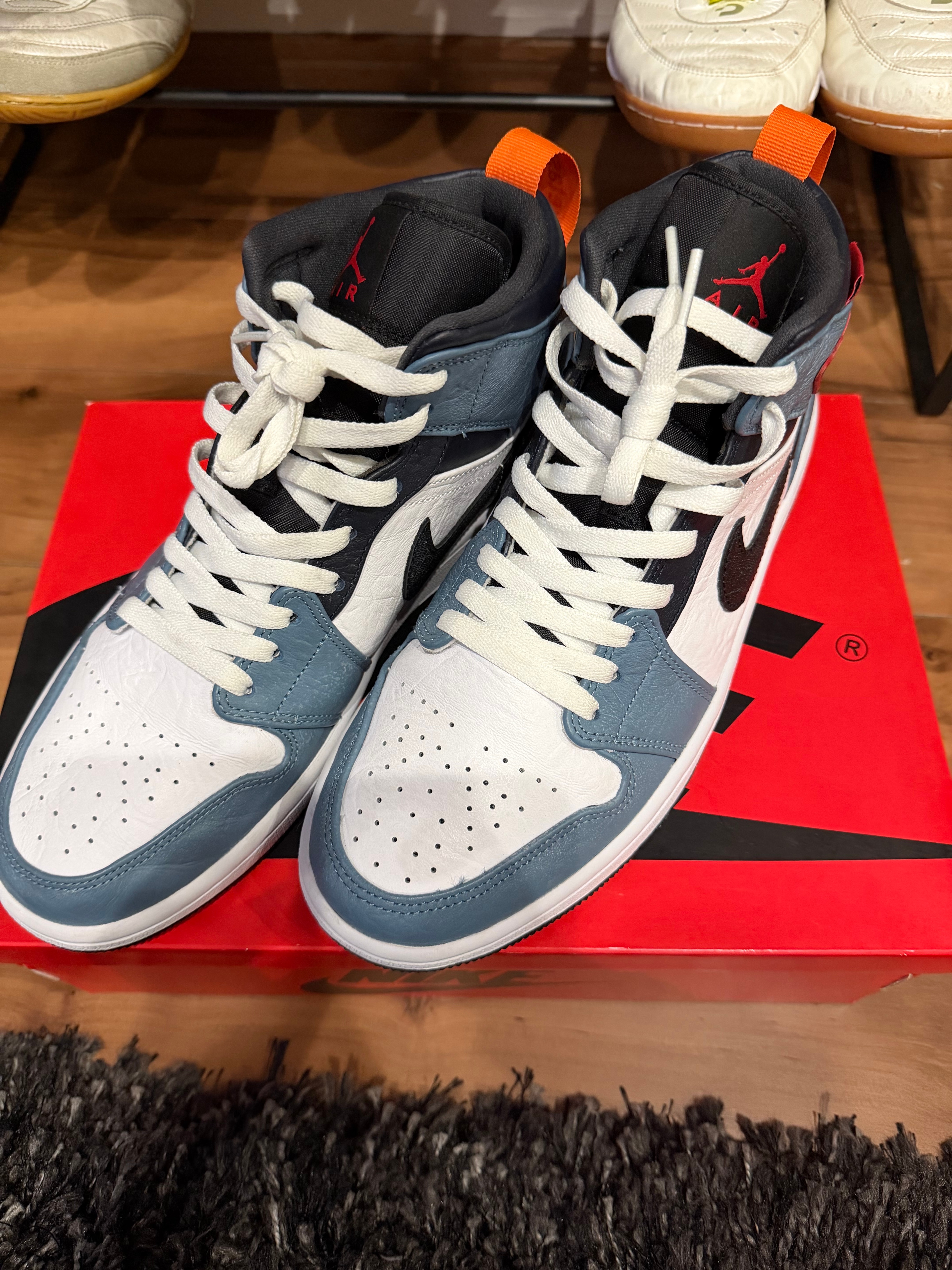 ファセッタズム × ナイキ エアジョーダン1 ミッド "ホワイト/ネイビー"