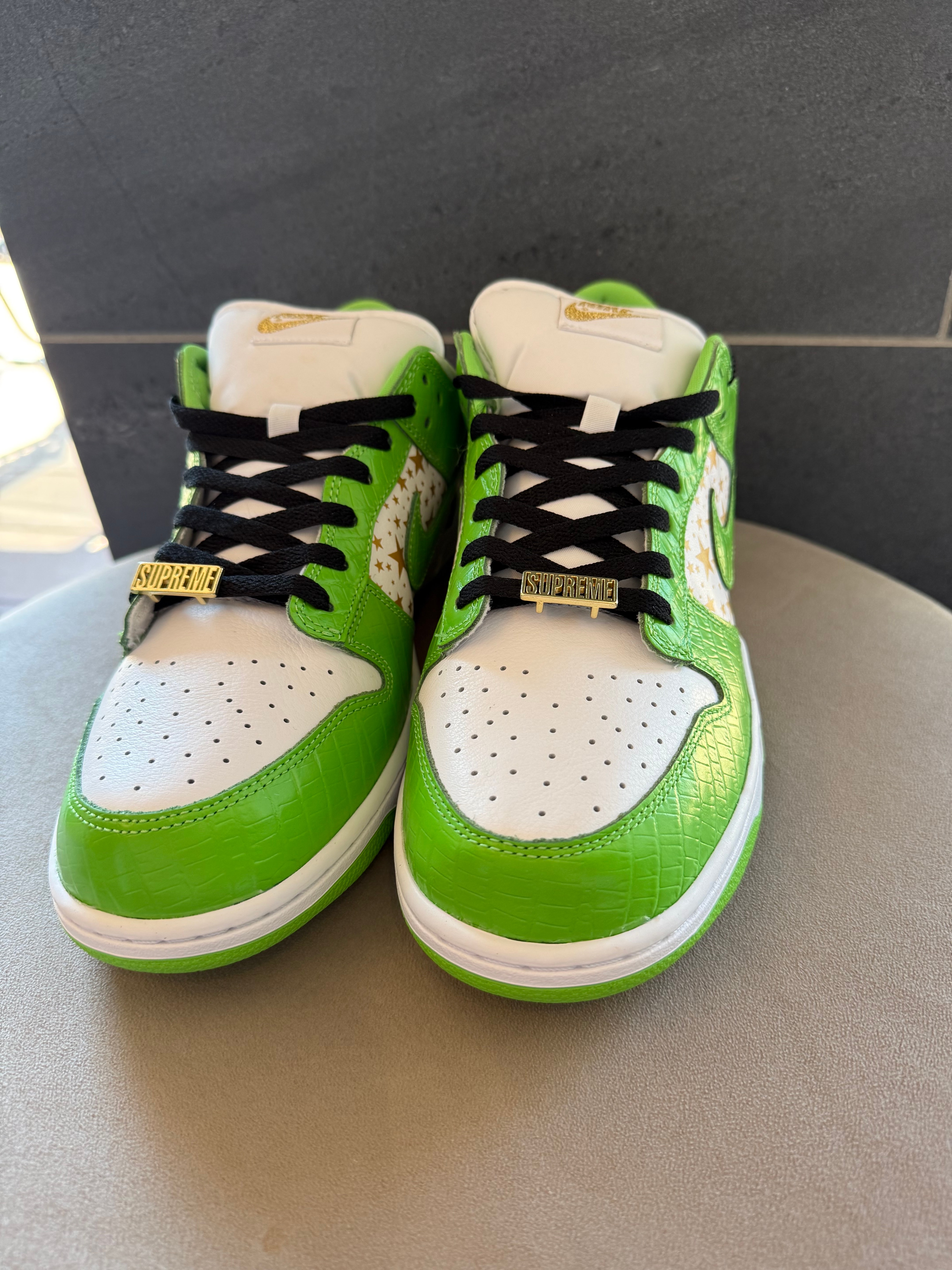 Supreme × Nike SB Dunk Low OG QS Gold Stars "White/Mean Green"