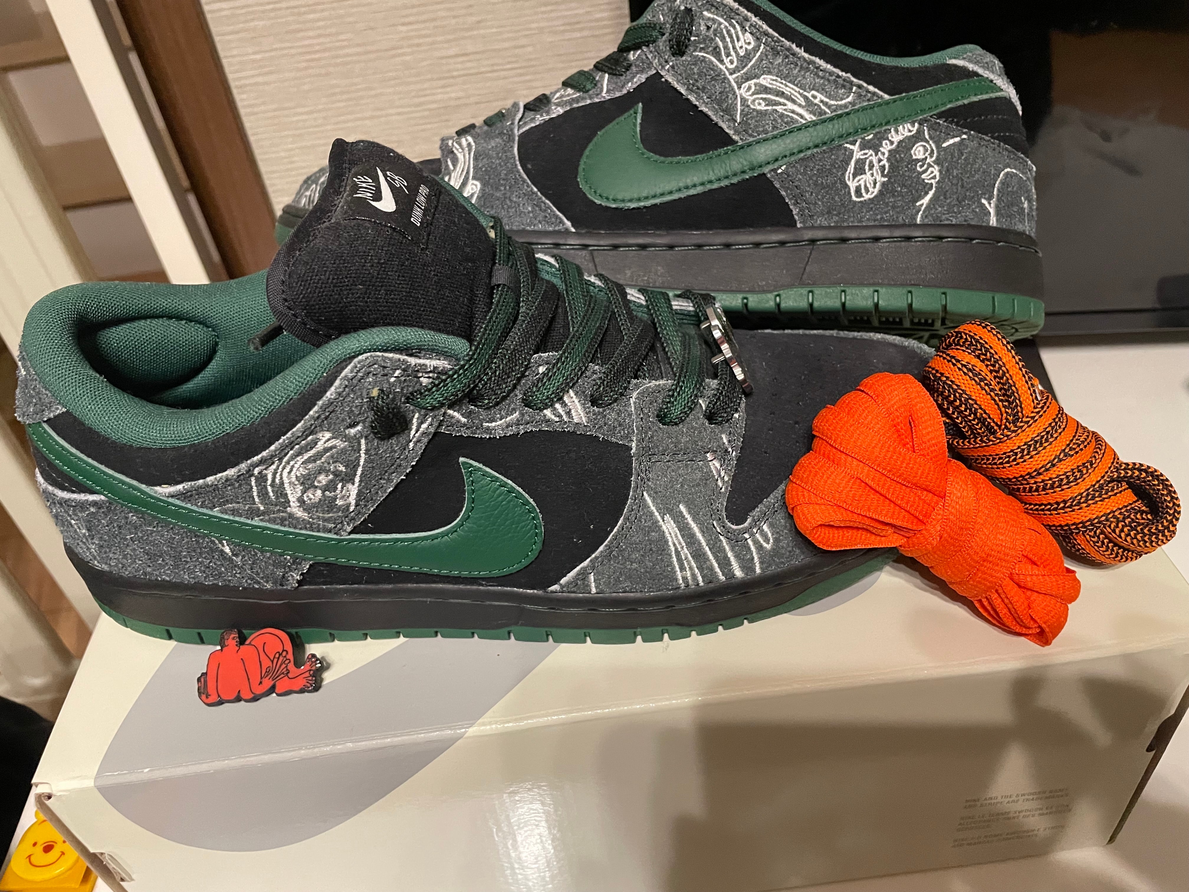 There Skateboards × Nike SB Dunk Low Pro "Anthracite and Gorge Green"