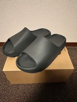 Yeezy Slide (イージー スライド) 人気の新作/中古通販【スニーカー Yeezy Slide (イージー スライド) 人気の新作/中古通販【スニーカー