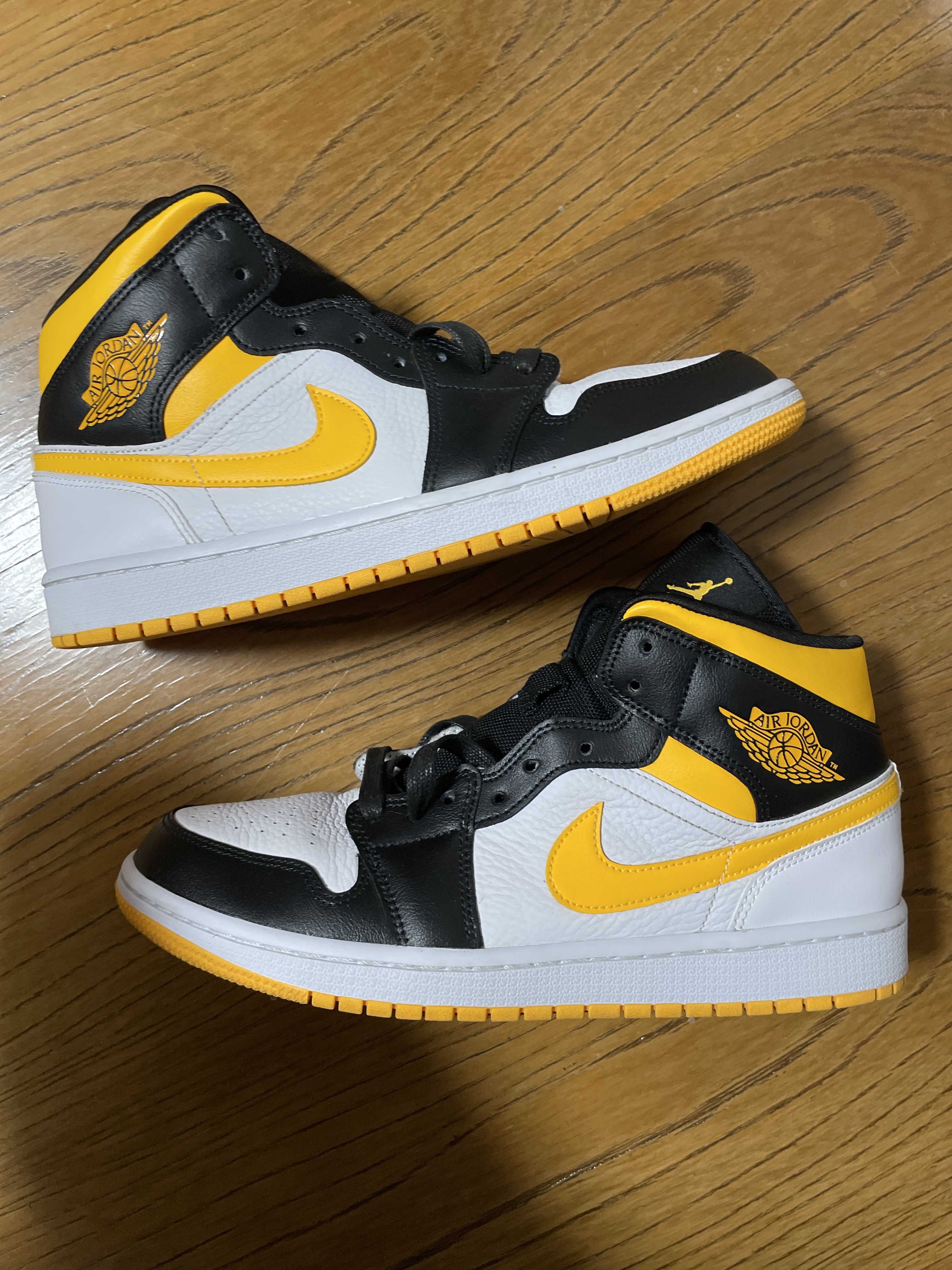 Nike Women's Air Jordan 1 Mid SE "Laser Orange Black"      