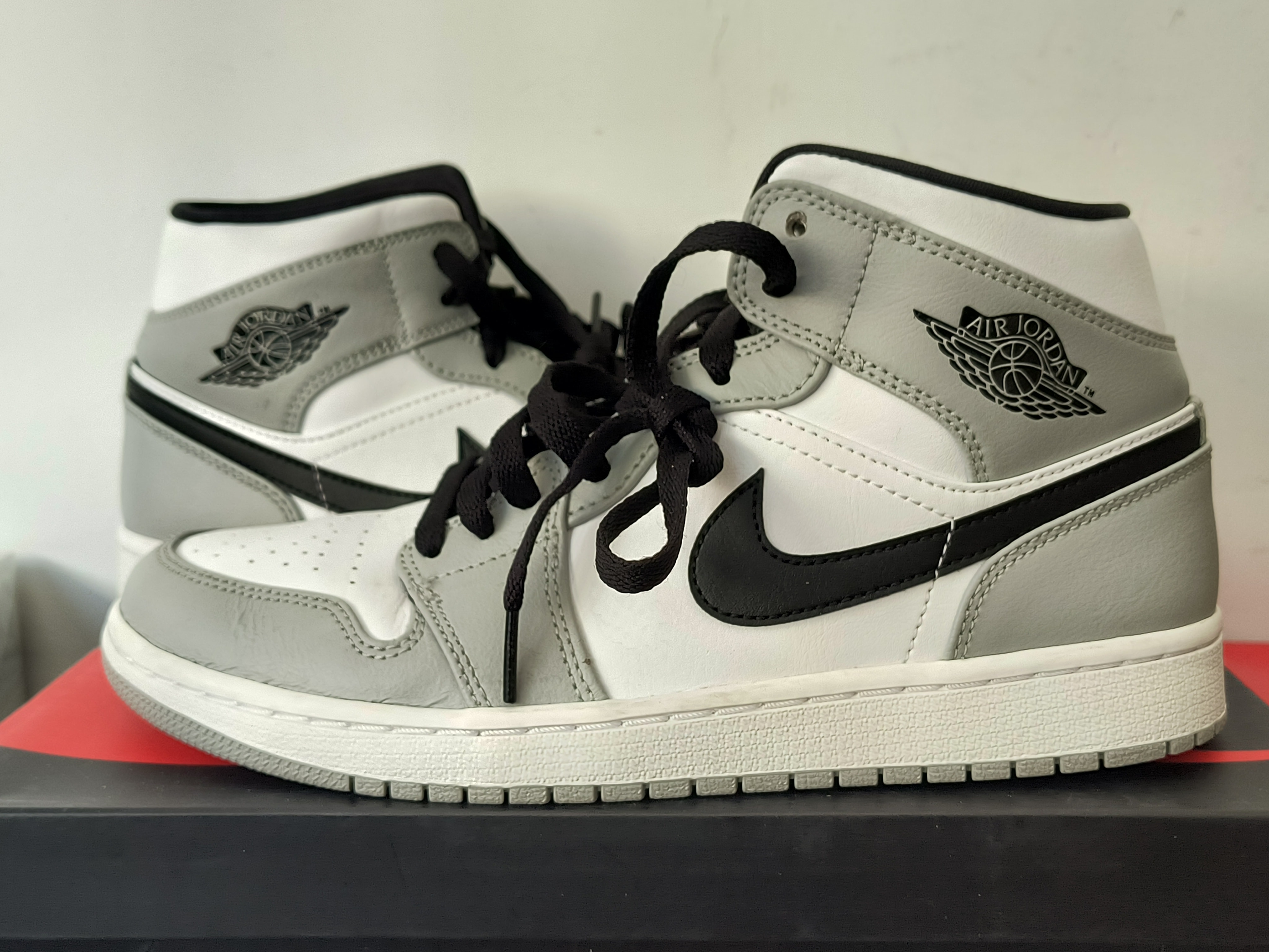 Nike Air Jordan 1 Mid "Light Smoke Grey/White/Black"