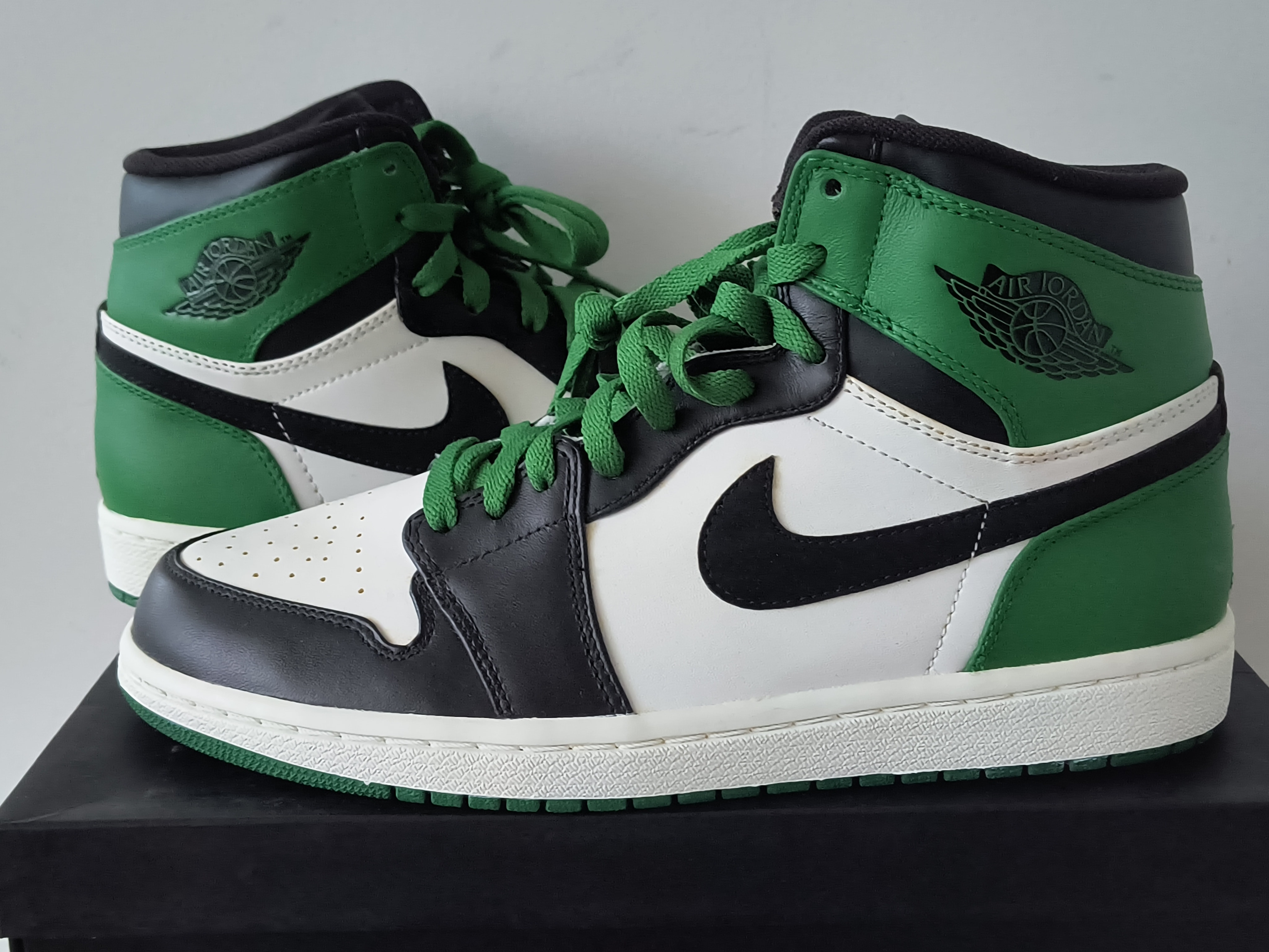 ナイキ エアジョーダン1 "ディファイニング モーメンツ パック ワン 60 Pts" (332550-061/332550-101)