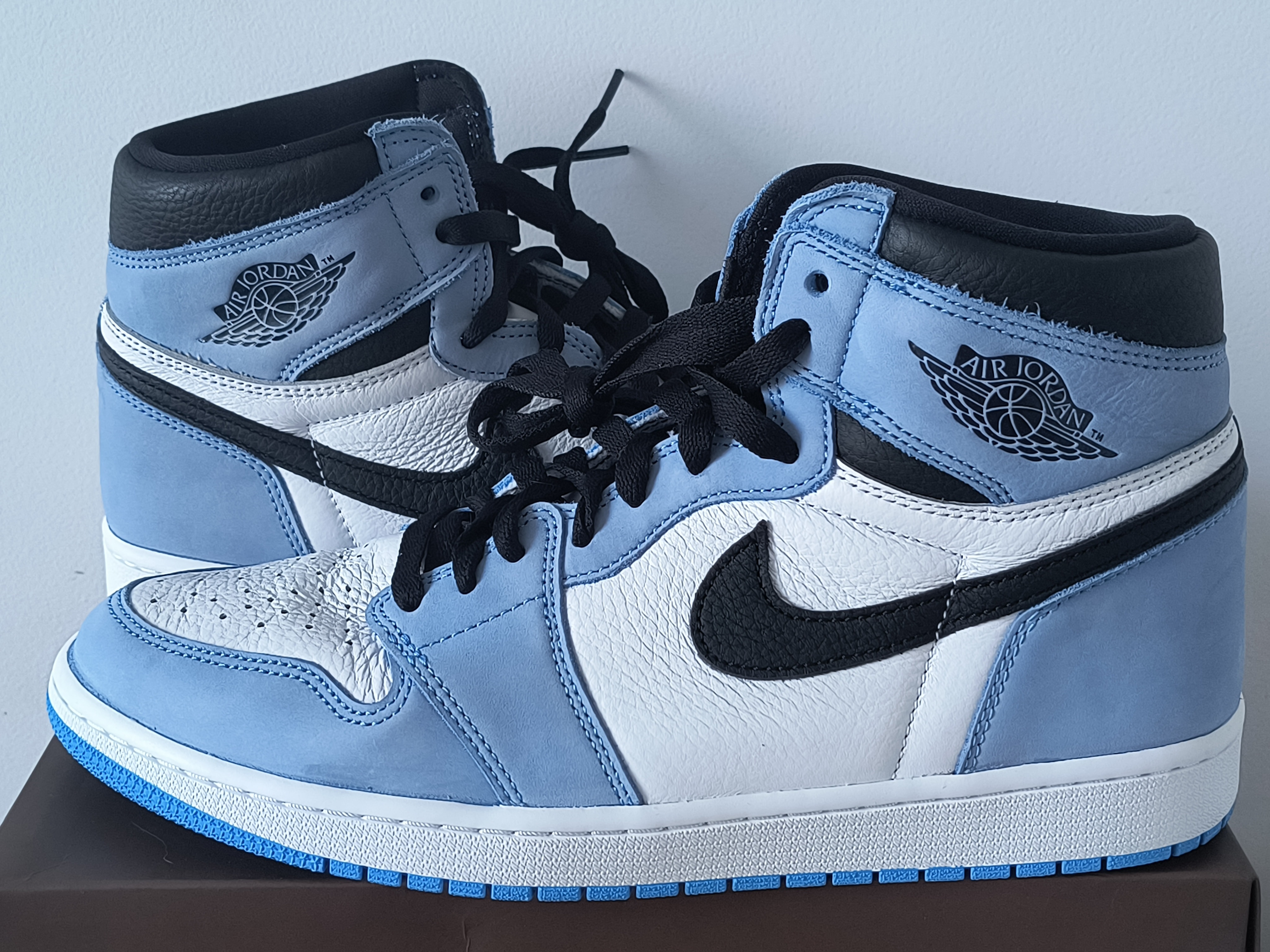 Nike Air Jordan 1 High OG "University Blue"