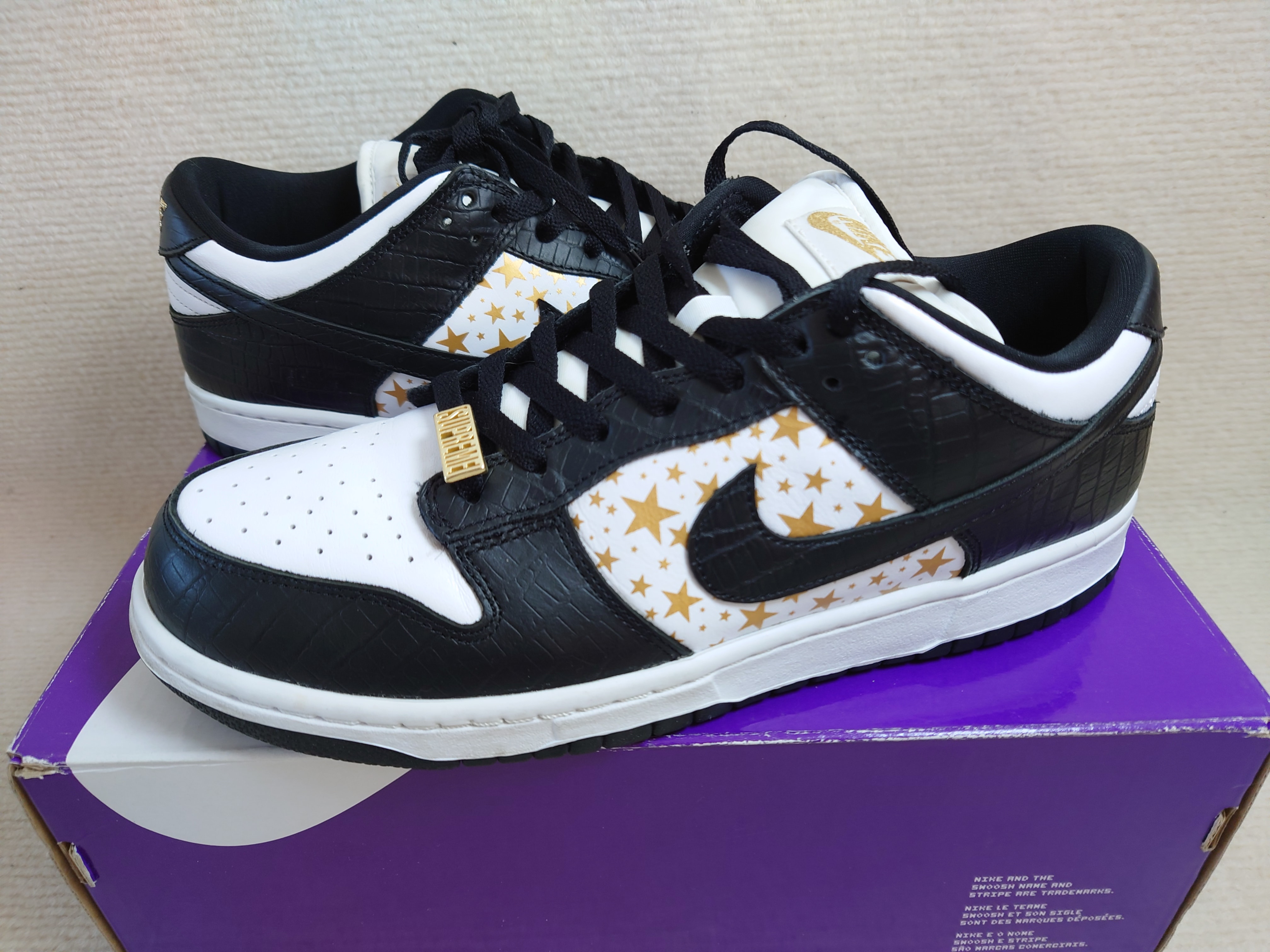 Supreme × Nike SB Dunk Low OG QS Gold Stars "White/Black"