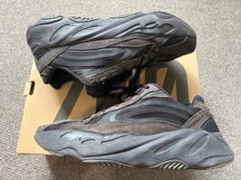 アディダス イージーブースト700V2 "ヴェンタ"