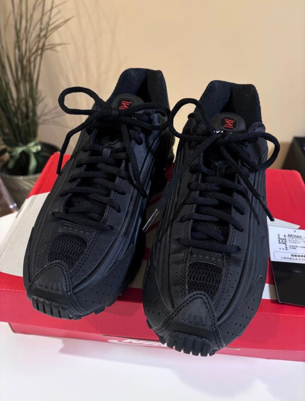 ナイキ ウィメンズ ショックス R4 "ブラック"