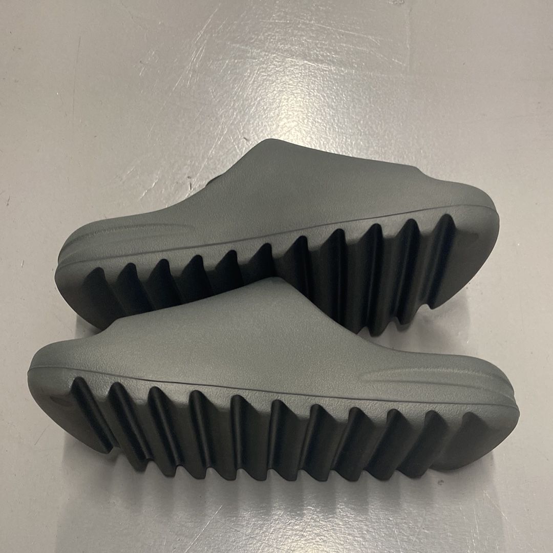 adidas YEEZY Slide "Dark Onyx"