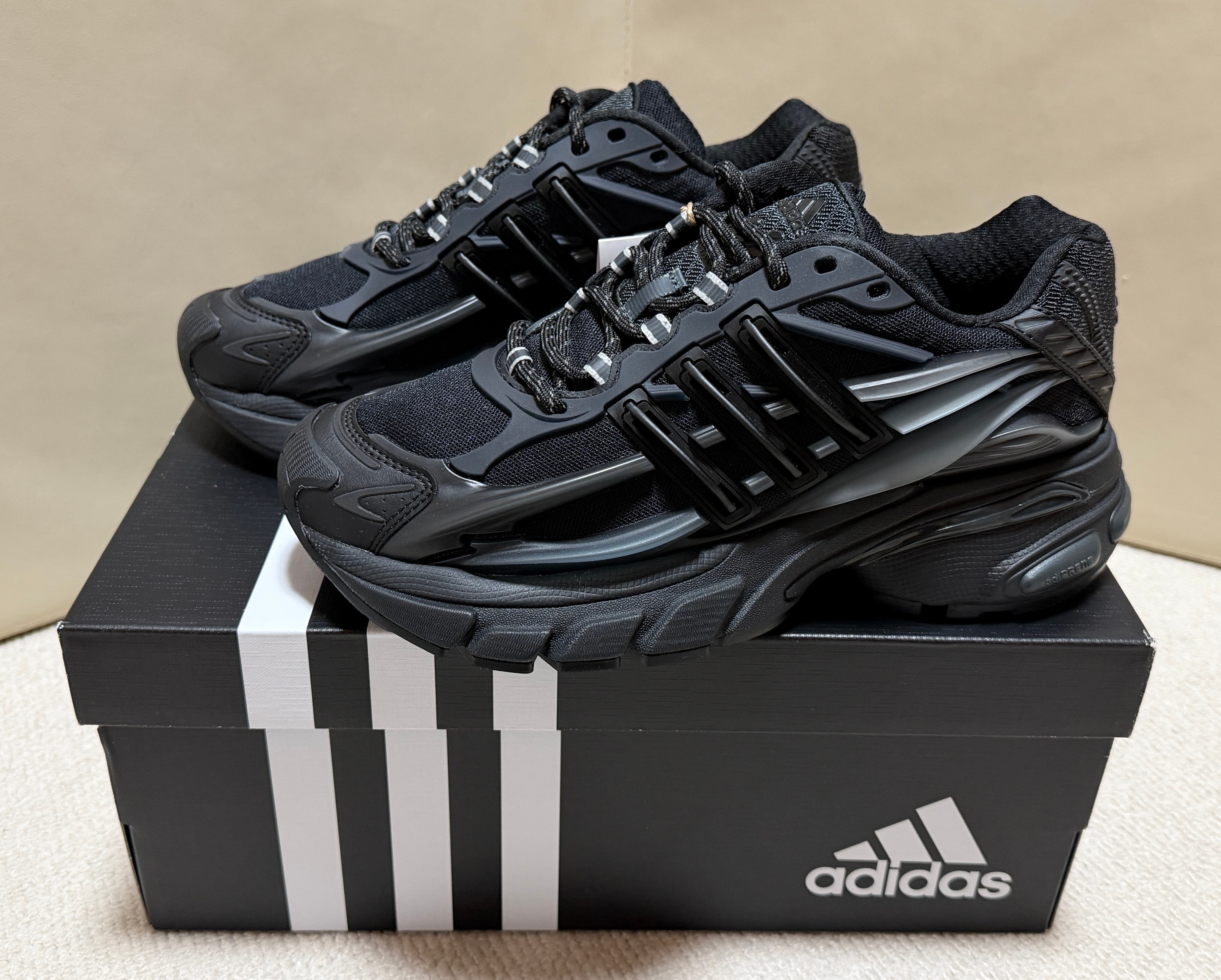 ファレル・ウィリアムス × アディダス ジェリーフィッシュ "カーボン/コアブラック"