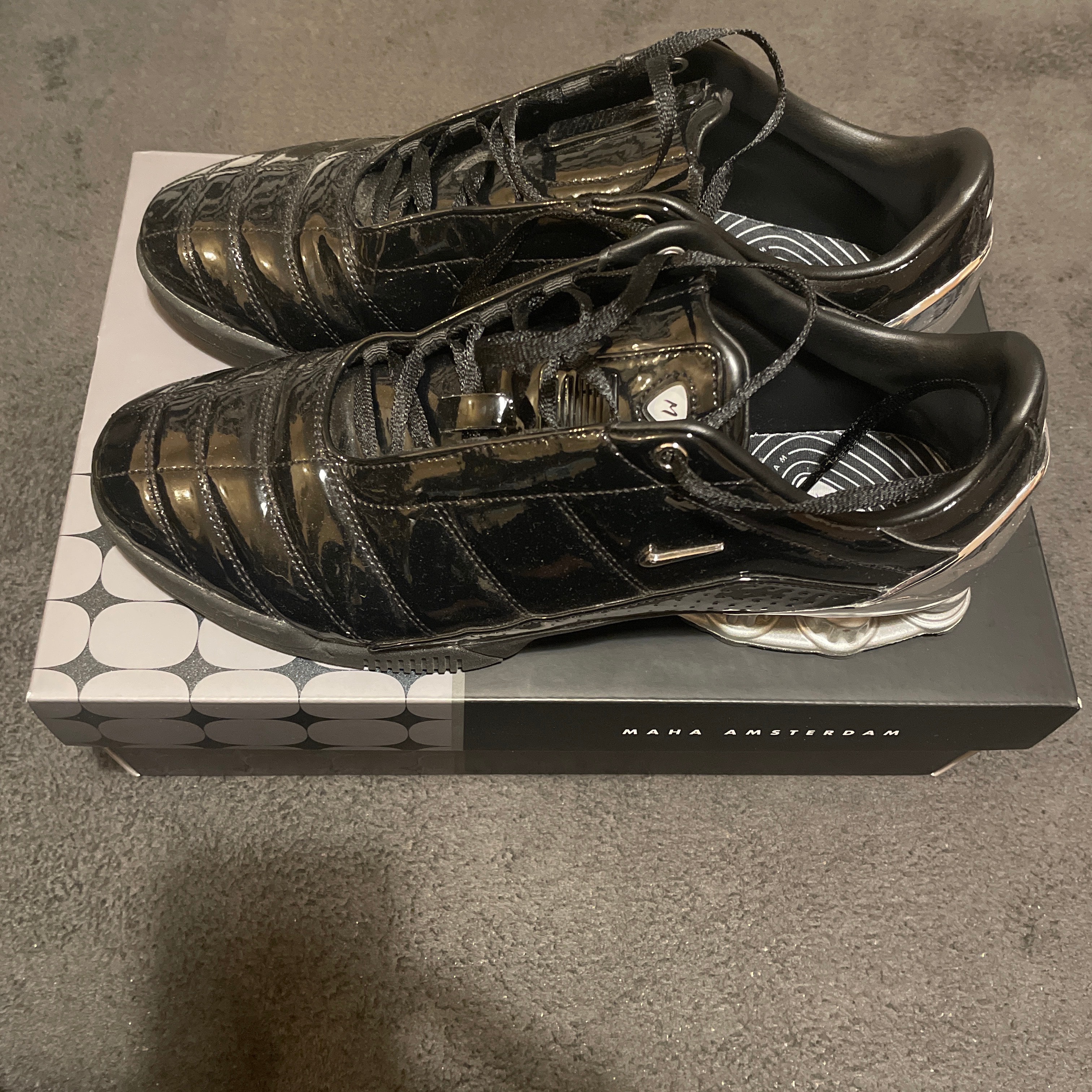 マハアムステルダム × ナイキ ウィメンズ トータル90 ショックス マジア "ブラック/メタリックシルバー"