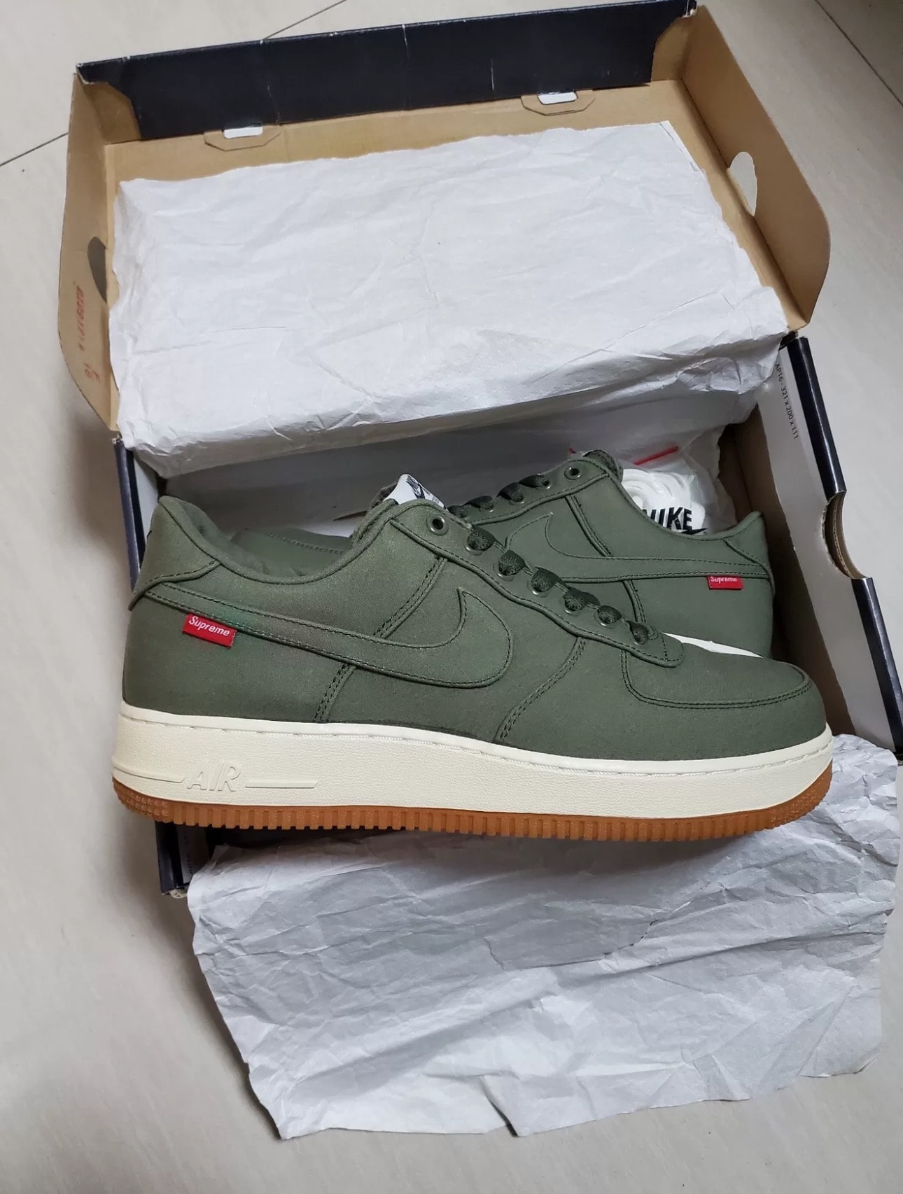 シュプリーム × ナイキ エアフォース1 ロー "オリーブ"