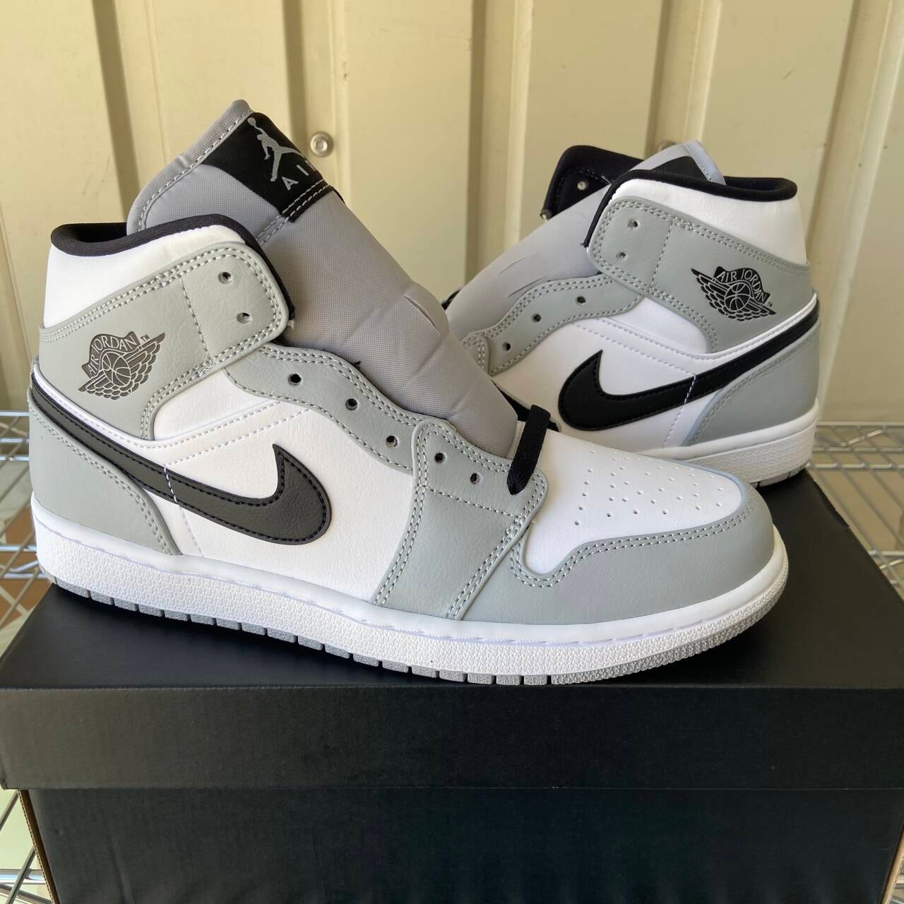 Nike Air Jordan 1 Mid "Light Smoke Grey/White/Black"