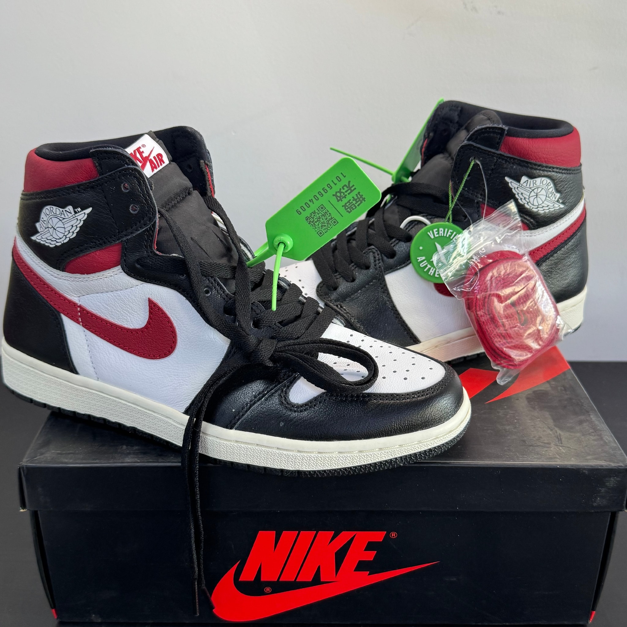 Nike Air Jordan 1 Retro High "Black/White/Sail/Gym Red"