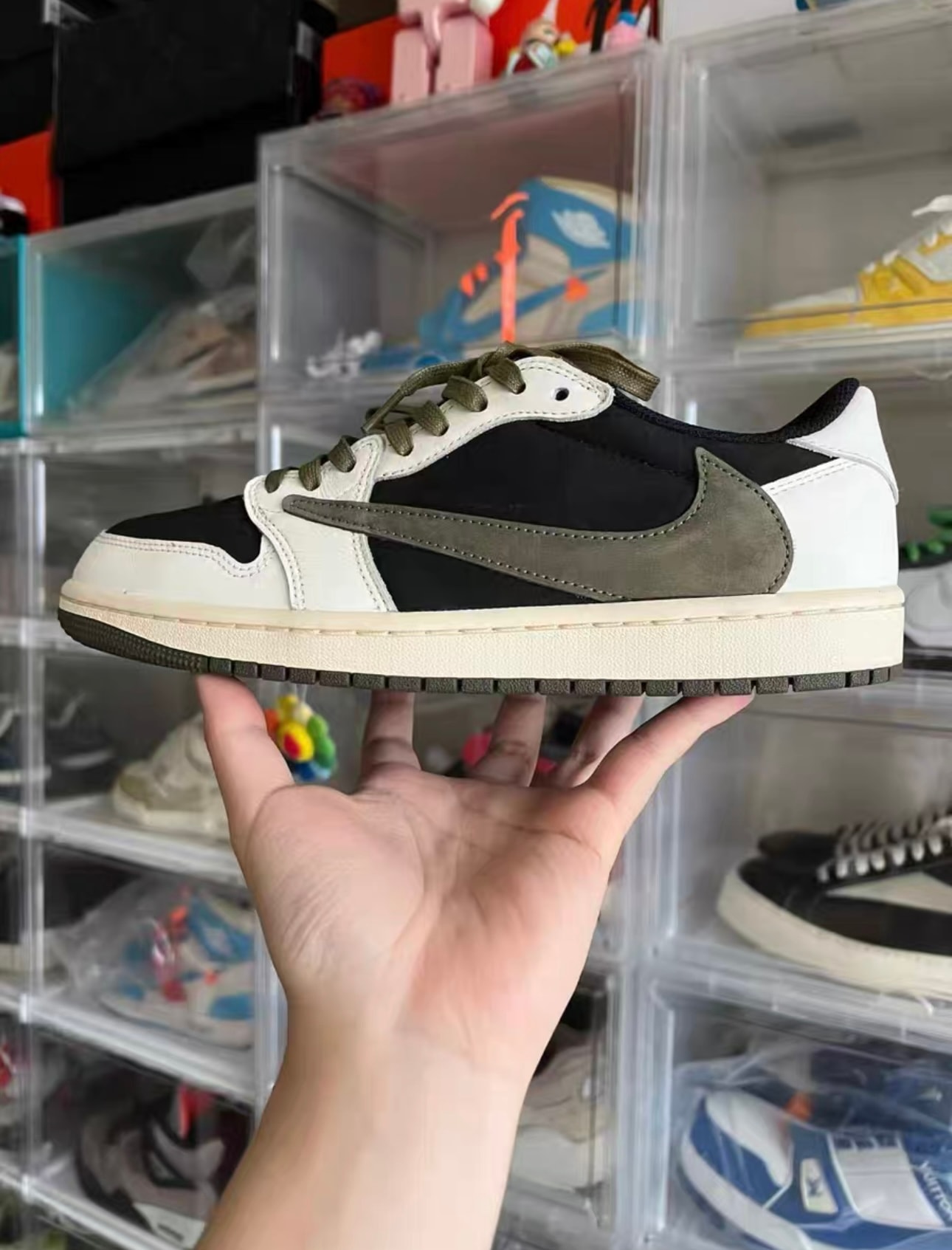 トラヴィススコット × ナイキ ウィメンズ エアジョーダン1 ロー OG "ミディアム オリーブ"