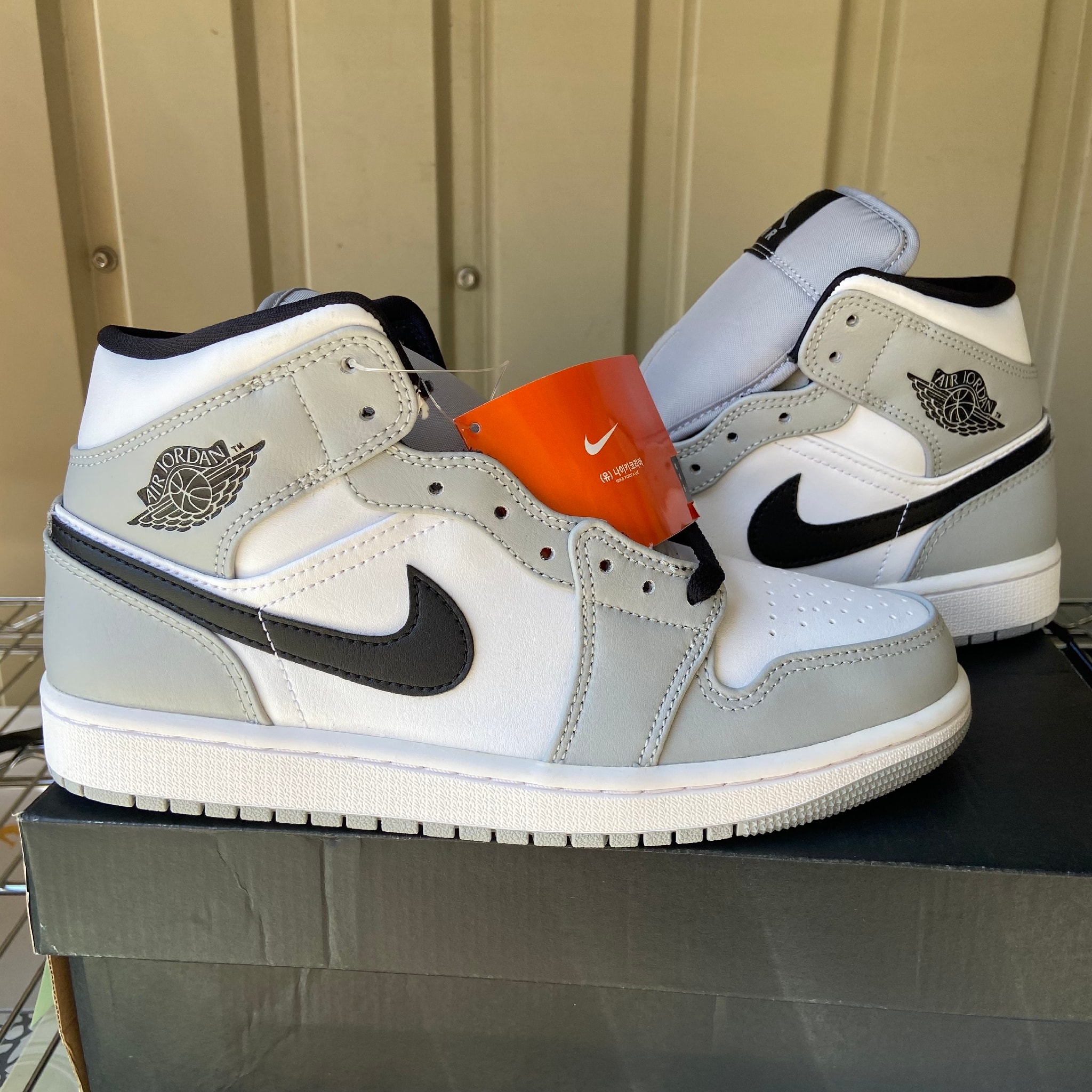 Nike Air Jordan 1 Mid "Light Smoke Grey/White/Black"