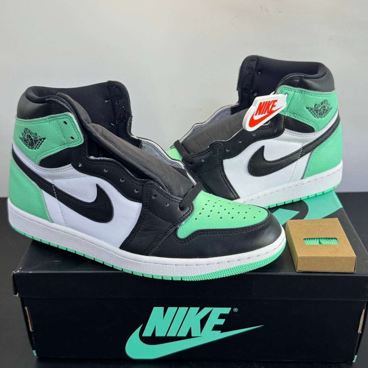 Nike Air Jordan 1 High OG "Green Glow"