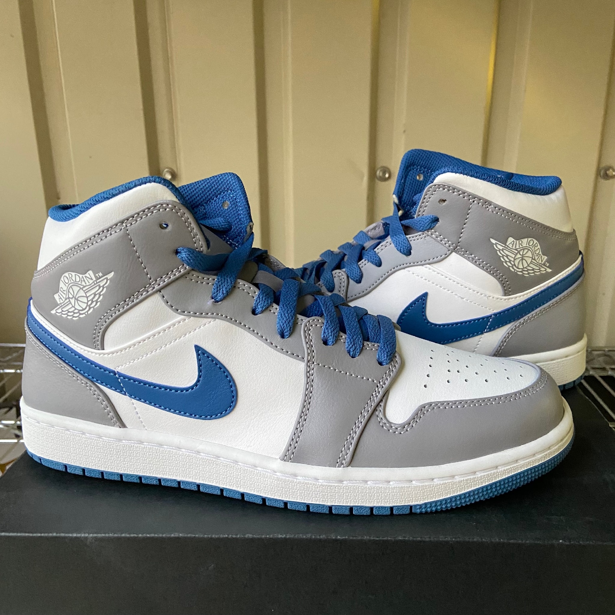 Nike Air Jordan 1 Mid "True Blue"