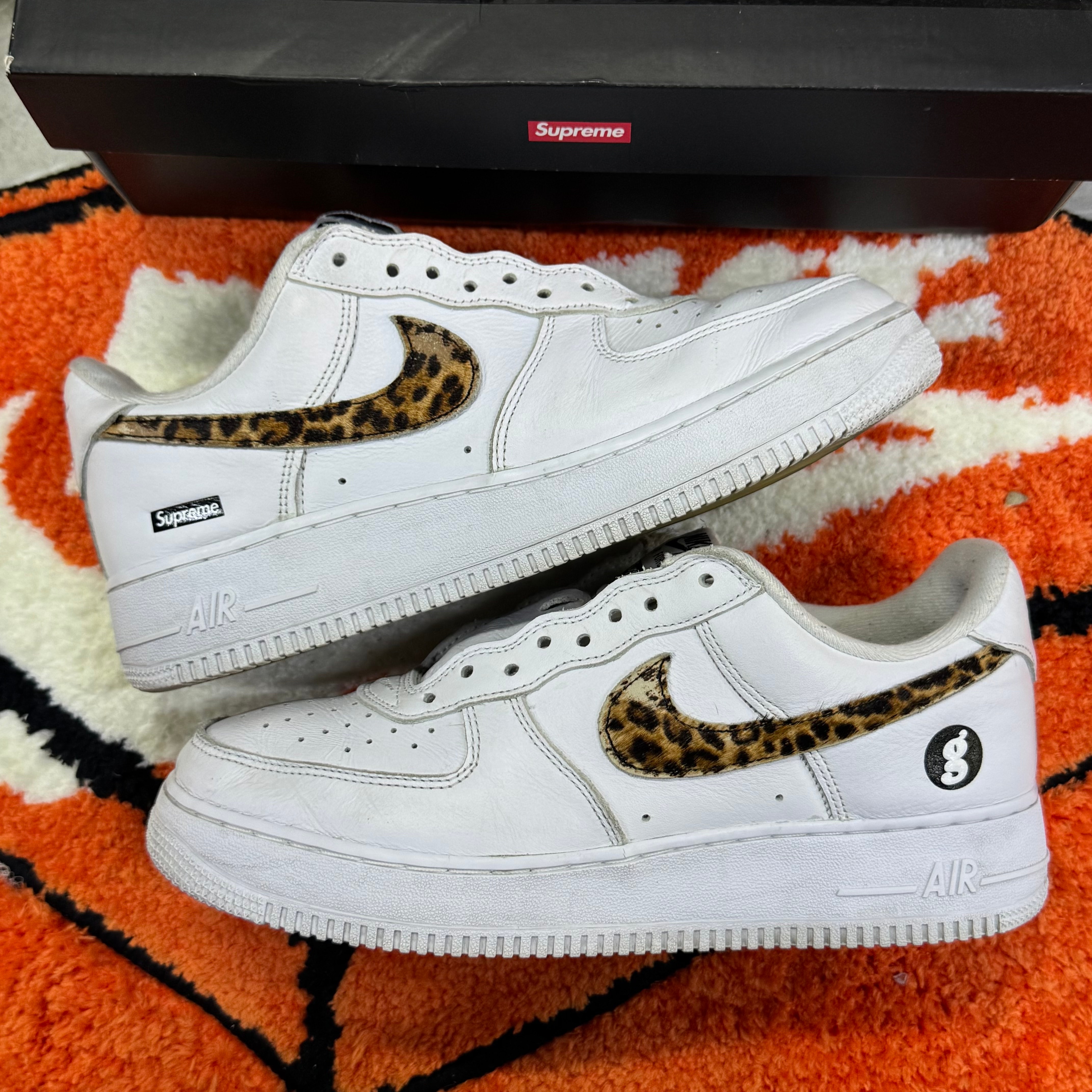 GOODENOUGH × Supreme × Nike Air Force 1 Low "White/Leopard" (25SS Week15)