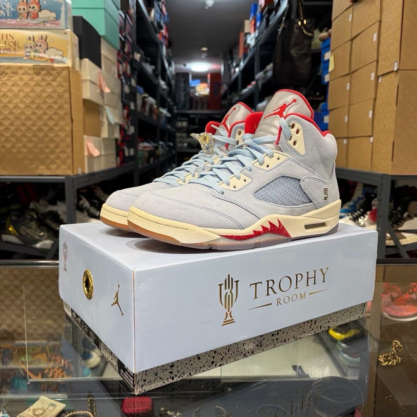 トロフィールーム × ナイキ エアジョーダン5 JSPパック "アイスブルー"