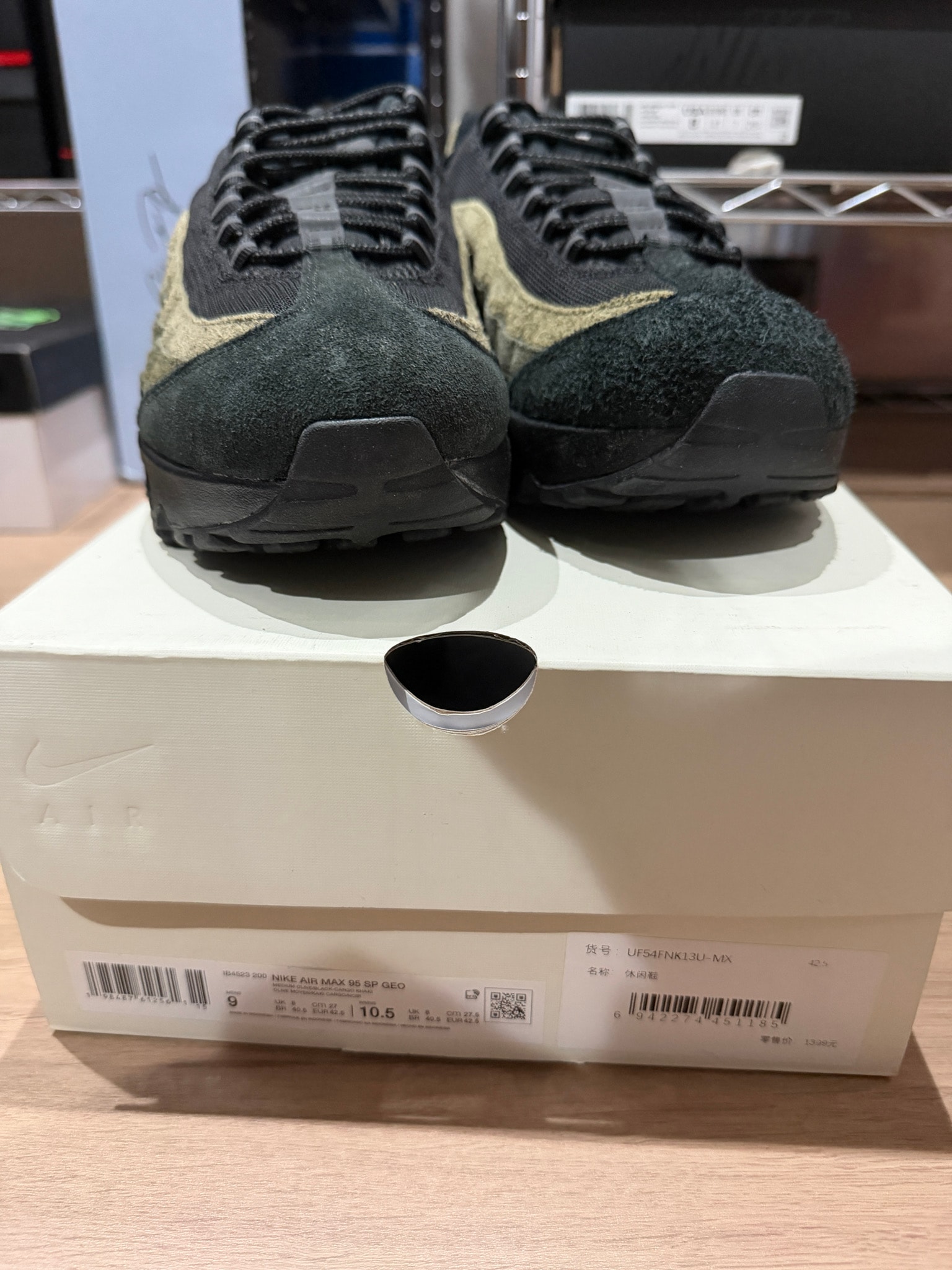UNDEFEATED × Nike Air Max 95 "Medium Olive" (Serial Numbered/2000 pairs)