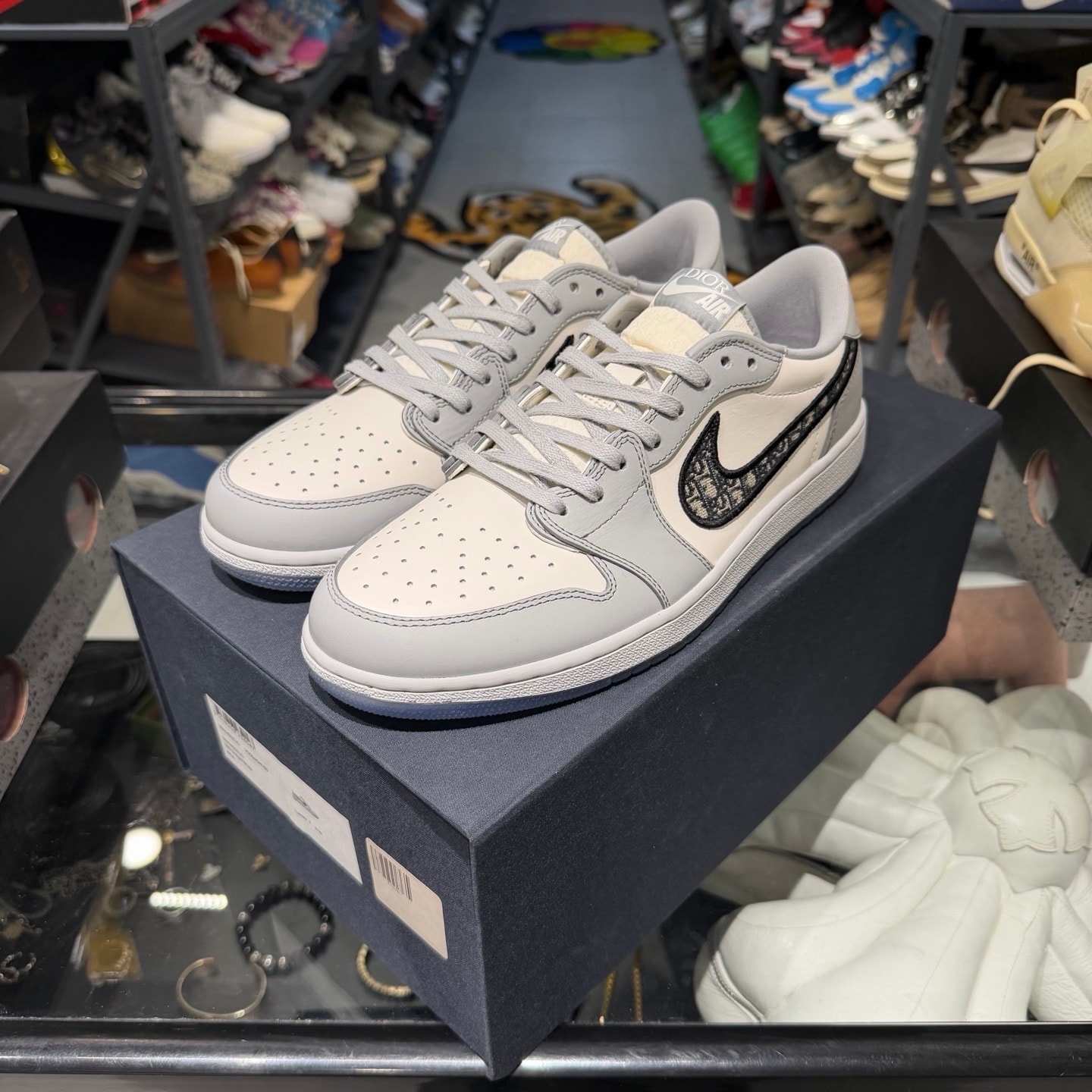 ディオール × ナイキ エアジョーダン1 ロー OG "ウルフ グレー/ブラック-セイル-ホワイト"