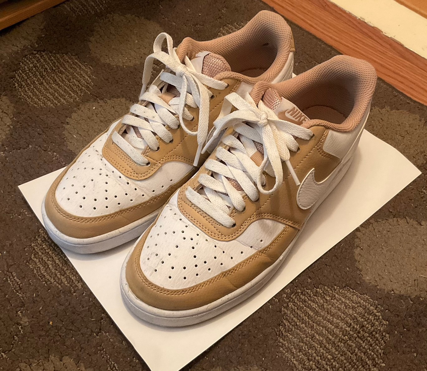 ナイキ ウィメンズ コートビジョン ロー ネクストネイチャー "ヘンプ/ホワイト"