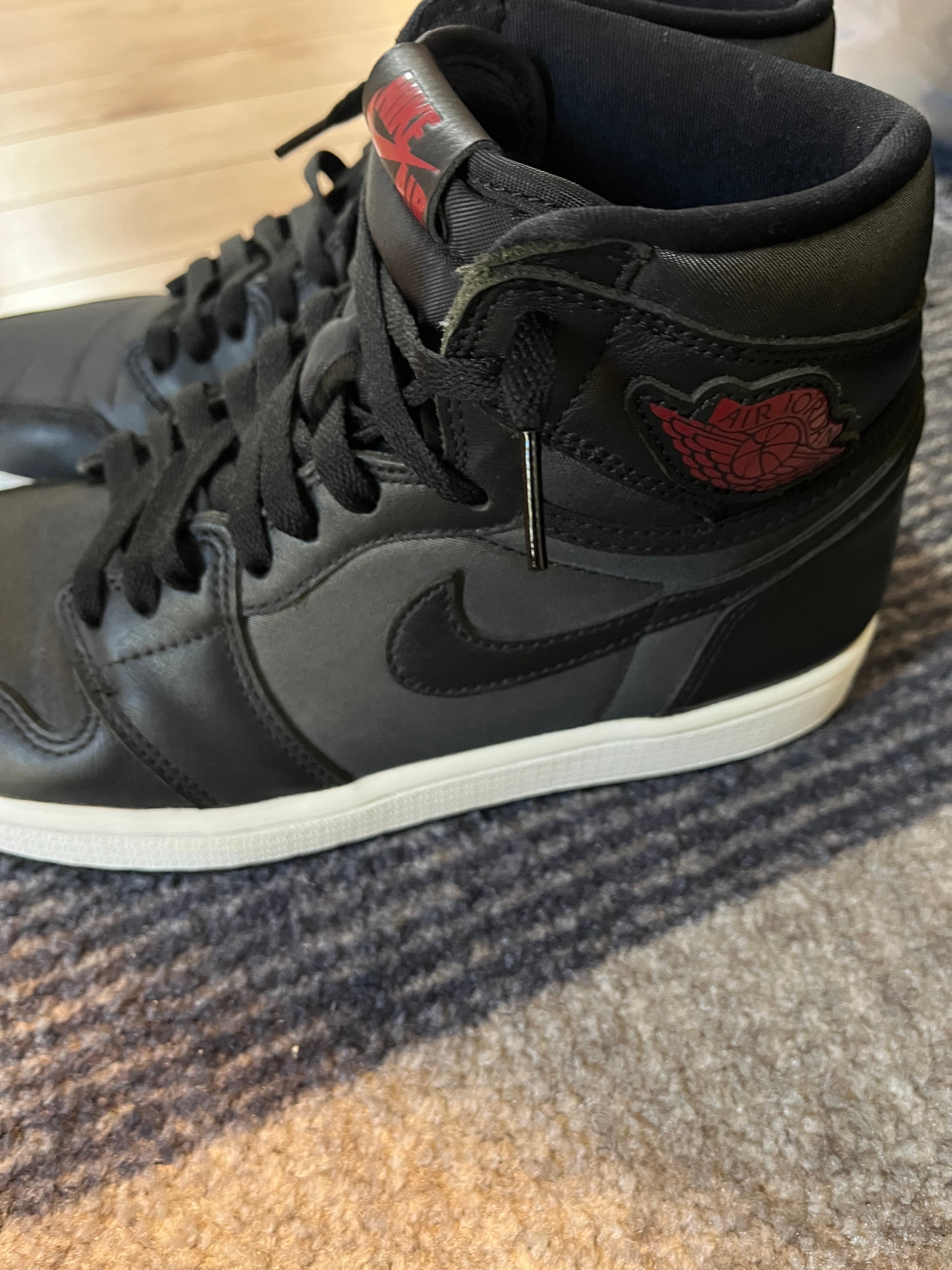 ナイキ エアジョーダン1 レトロ ハイ OG "ブラック/メタリックシルバー/ジムレッド"