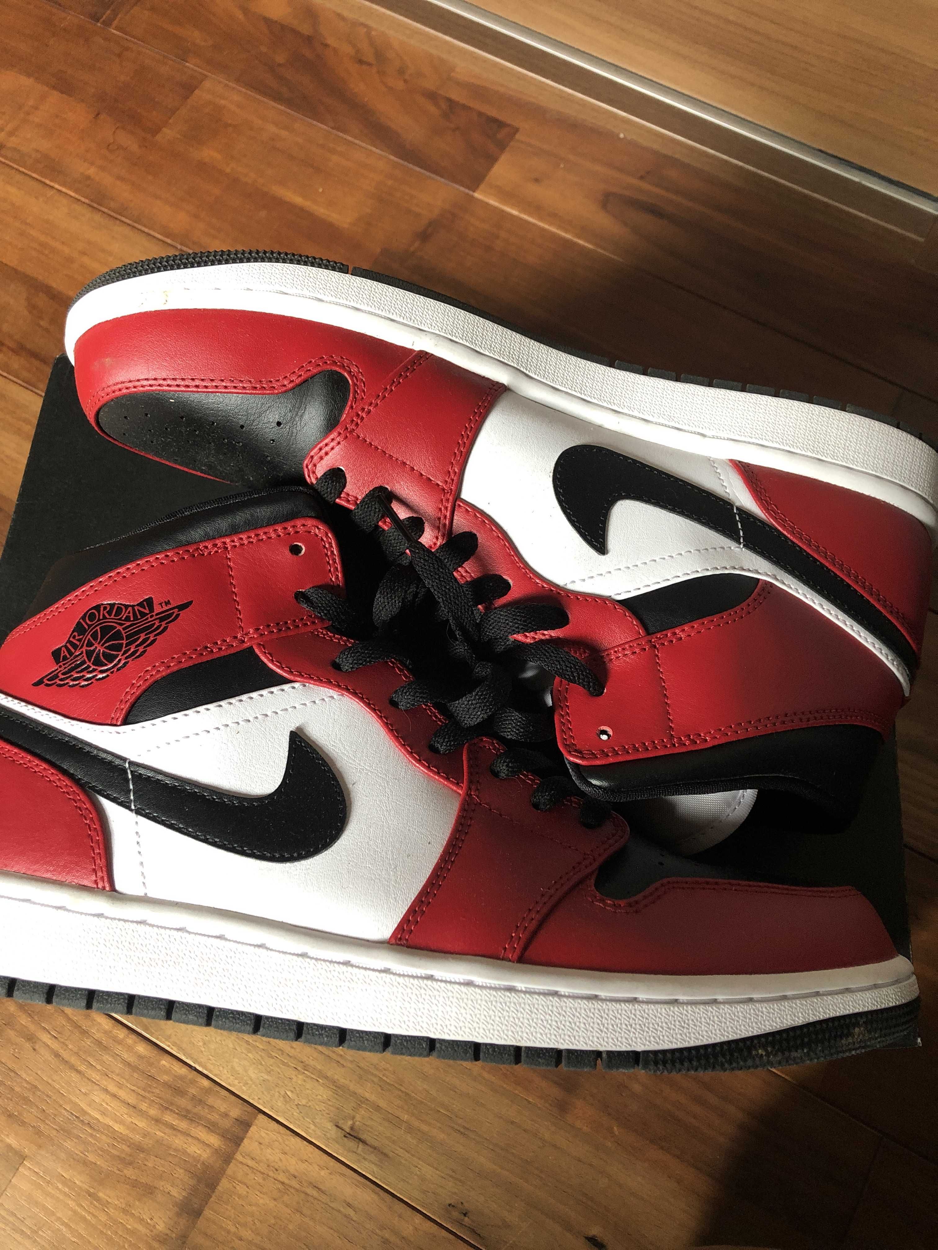 Nike Air Jordan 1 Mid "Chicago Black Toe"