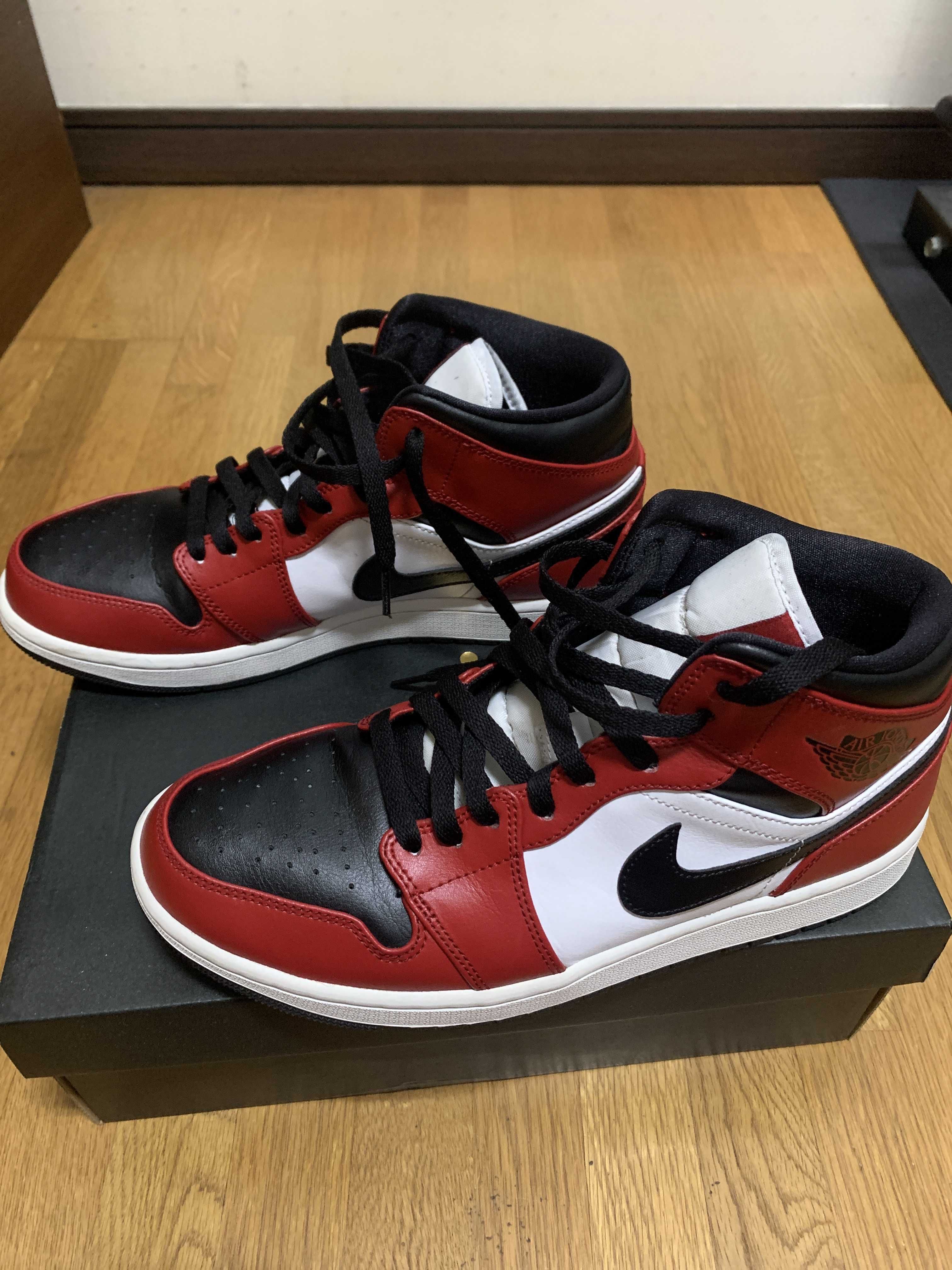 Nike Air Jordan 1 Mid "Chicago Black Toe"
