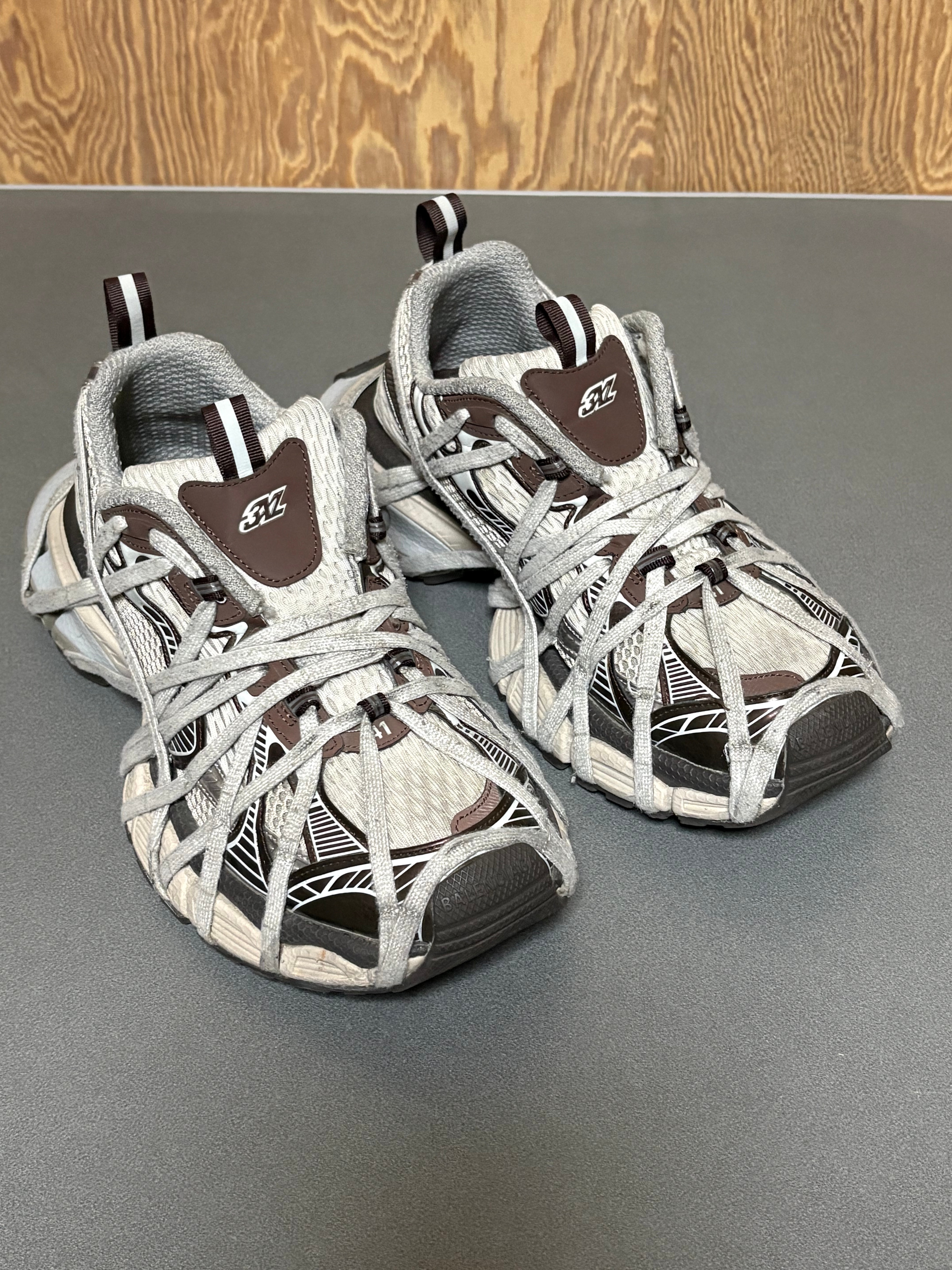 バレンシアガ 3XL エクストリームレース レゴ スニーカー "ベージュ/グレー/レッド/ブラウン"