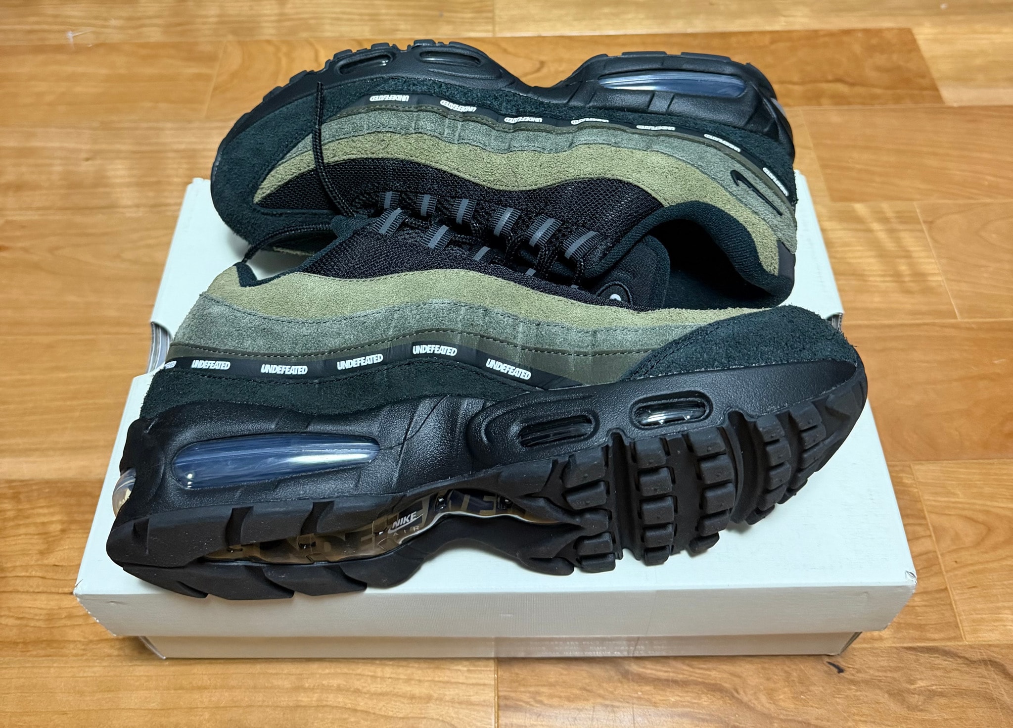 UNDEFEATED × Nike Air Max 95 "Medium Olive" (Serial Numbered/2000 pairs)