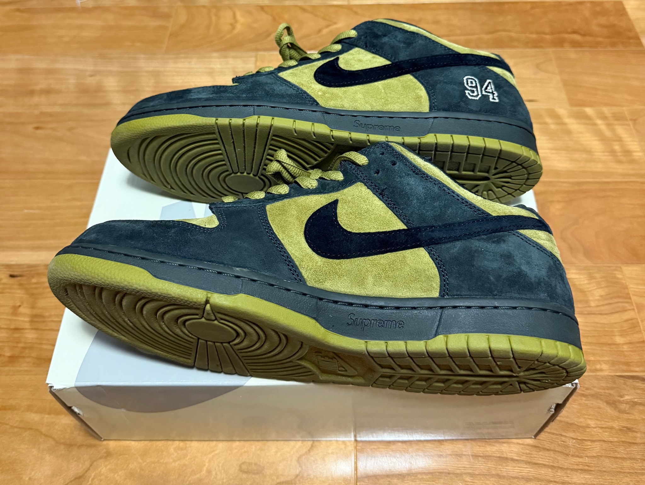 Supreme × Nike SB Dunk Low 