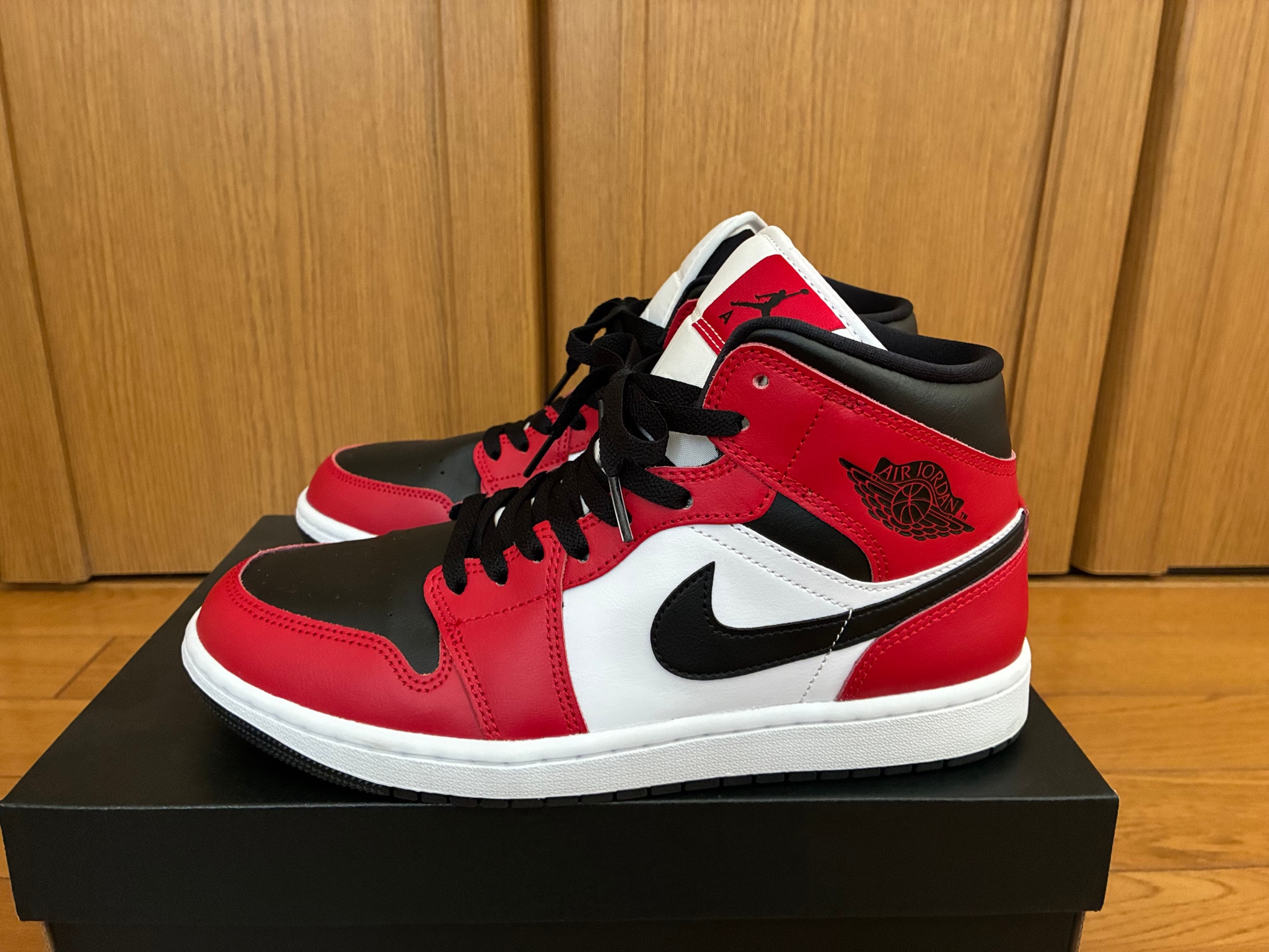 Nike Air Jordan 1 Mid "Chicago Black Toe" (2025)