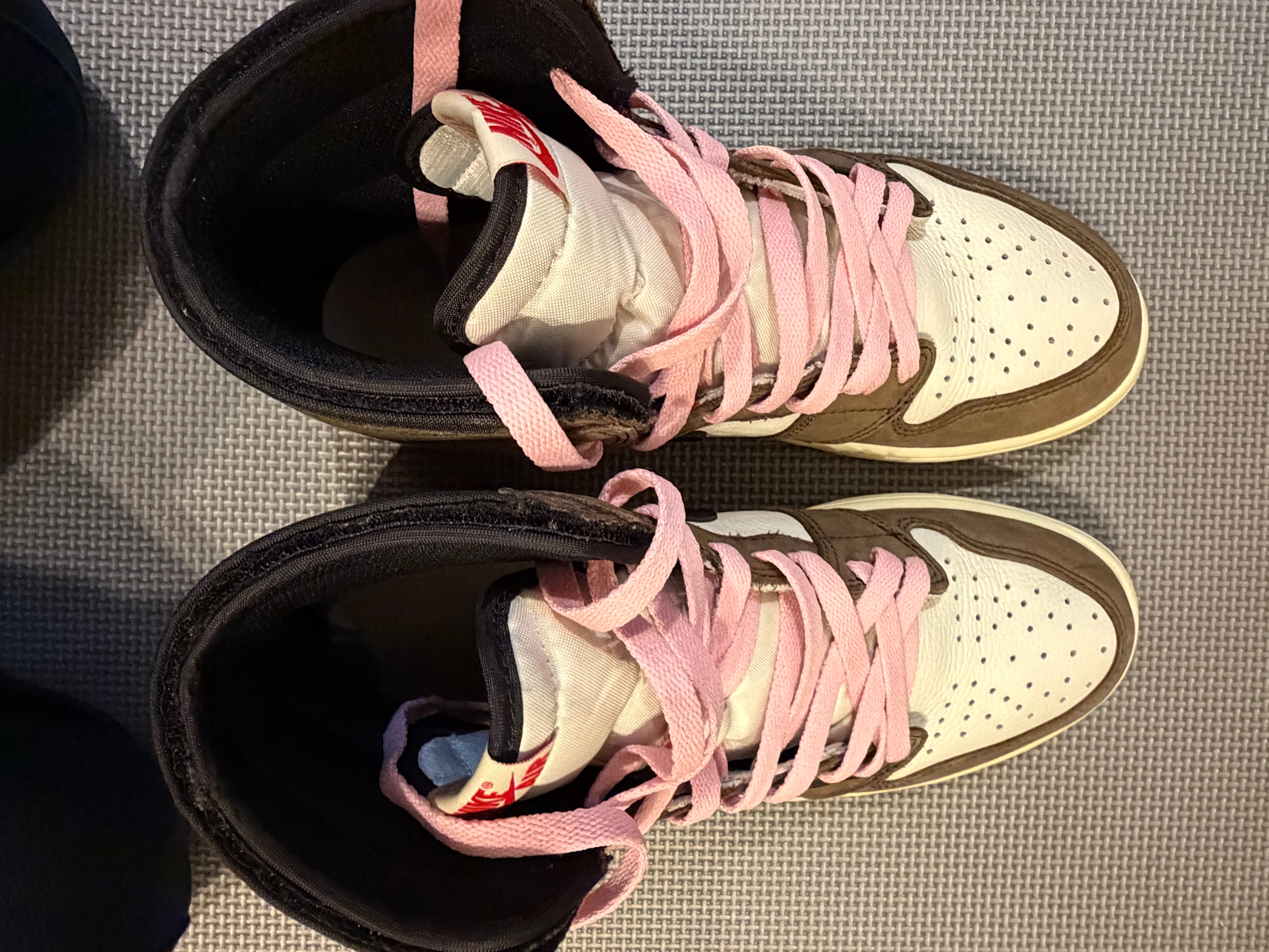 トラヴィススコット × ナイキ エアジョーダン1 レトロ ハイ OG TS SP "セイル/ダークモカ"