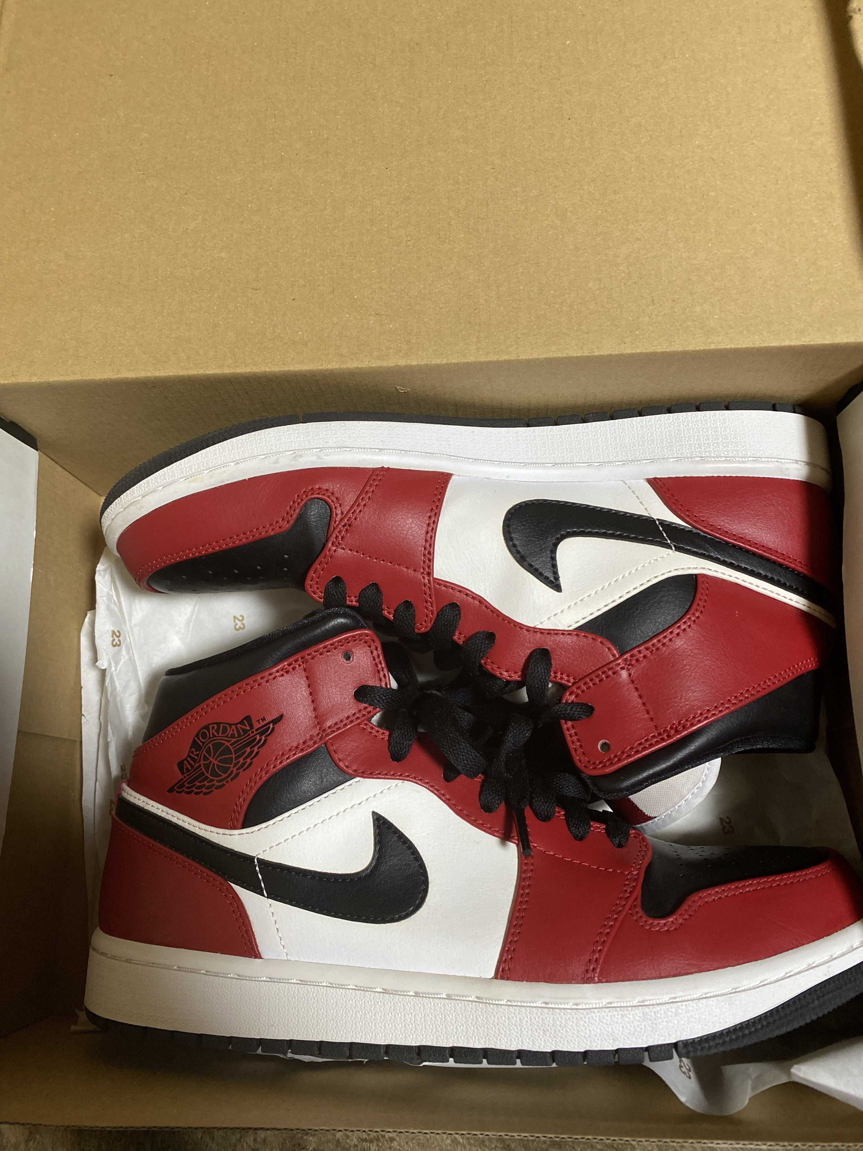 Nike Air Jordan 1 Mid "Chicago Black Toe"