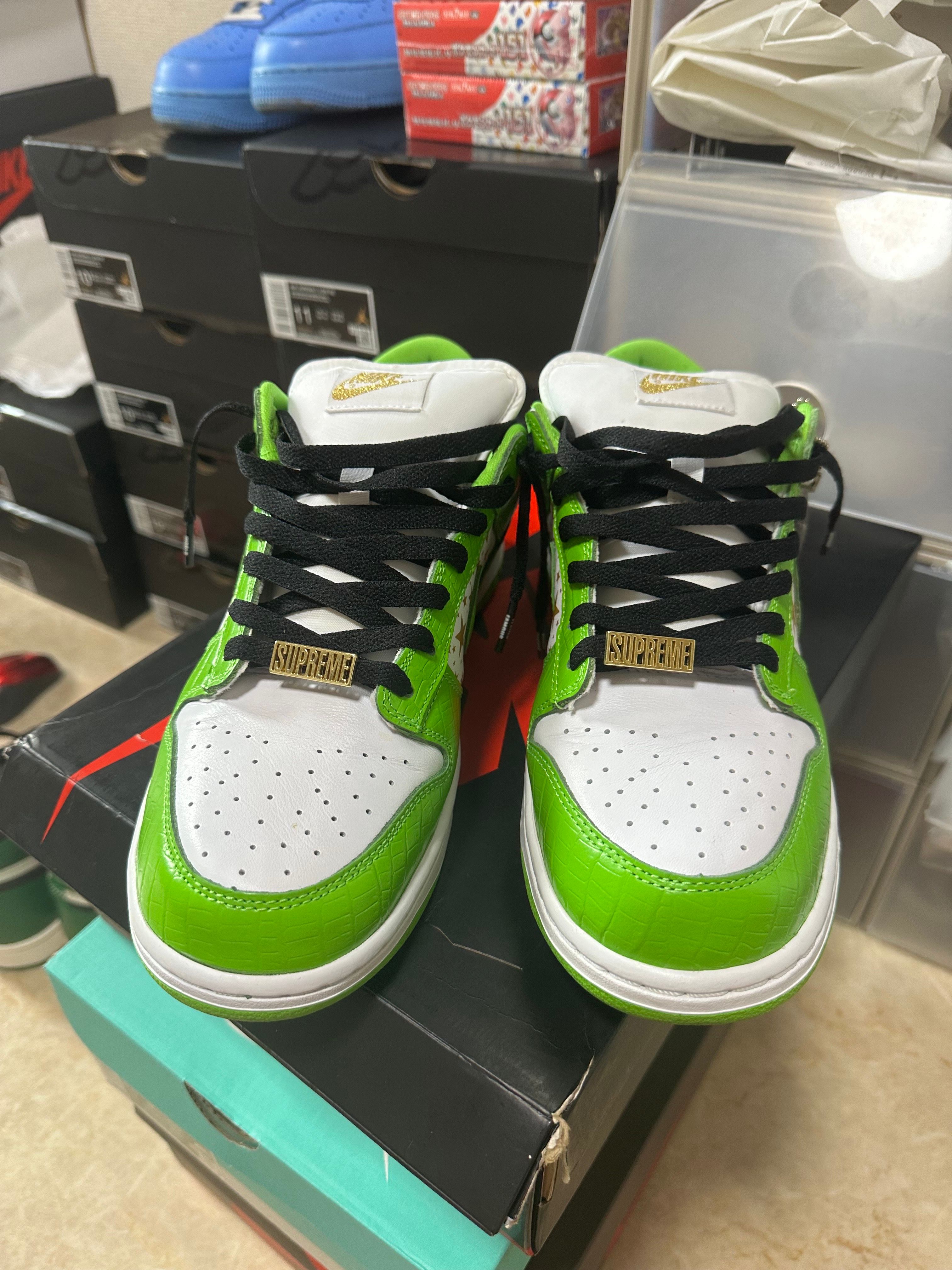 Supreme × Nike SB Dunk Low OG QS Gold Stars "White/Mean Green"