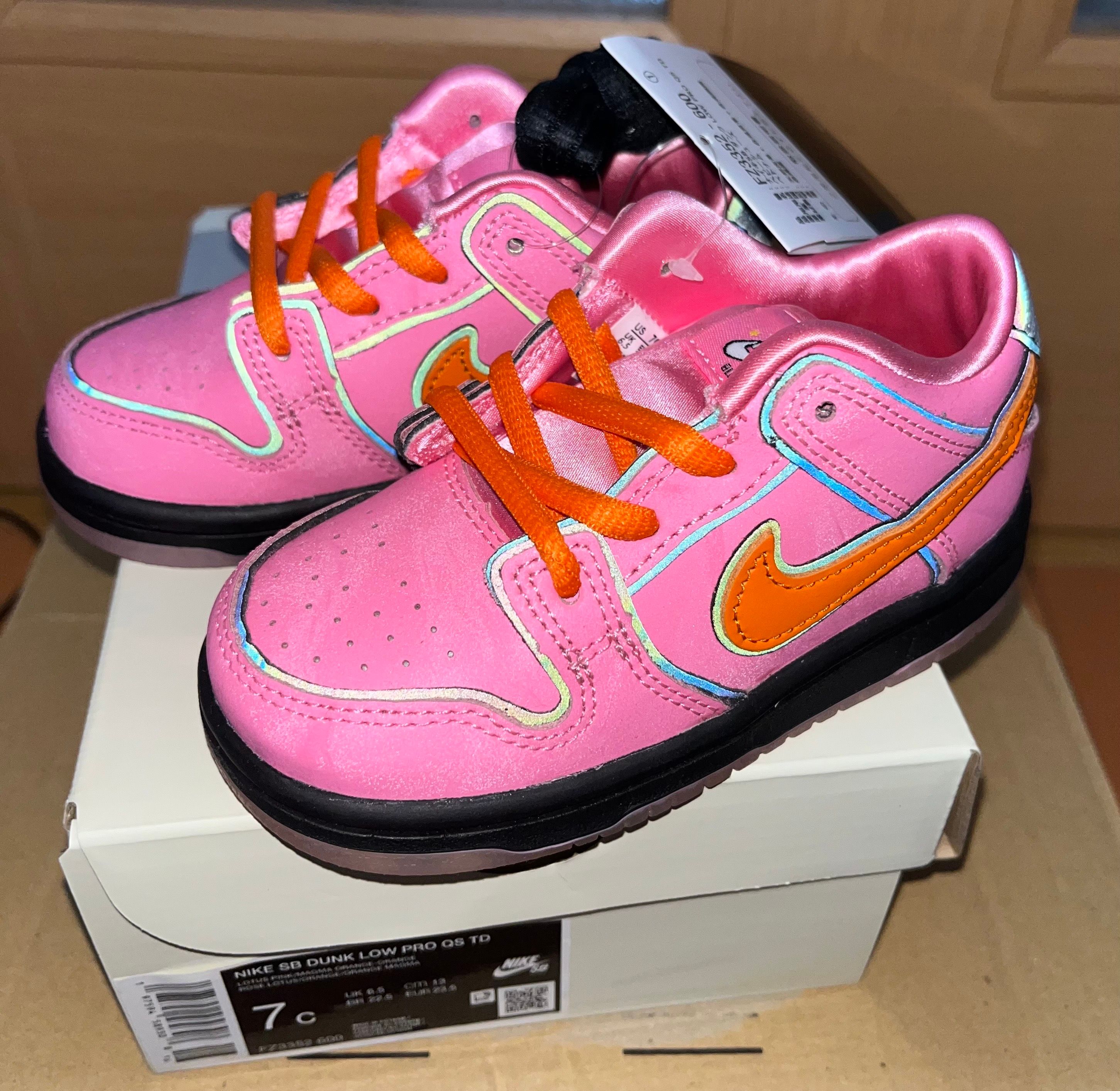 パワーパフガールズ×ナイキ SB TD ダンク　ブロッサム Buy The Powerpuff Girls x Dunk Low Pro SB QS TD 'Blossom
