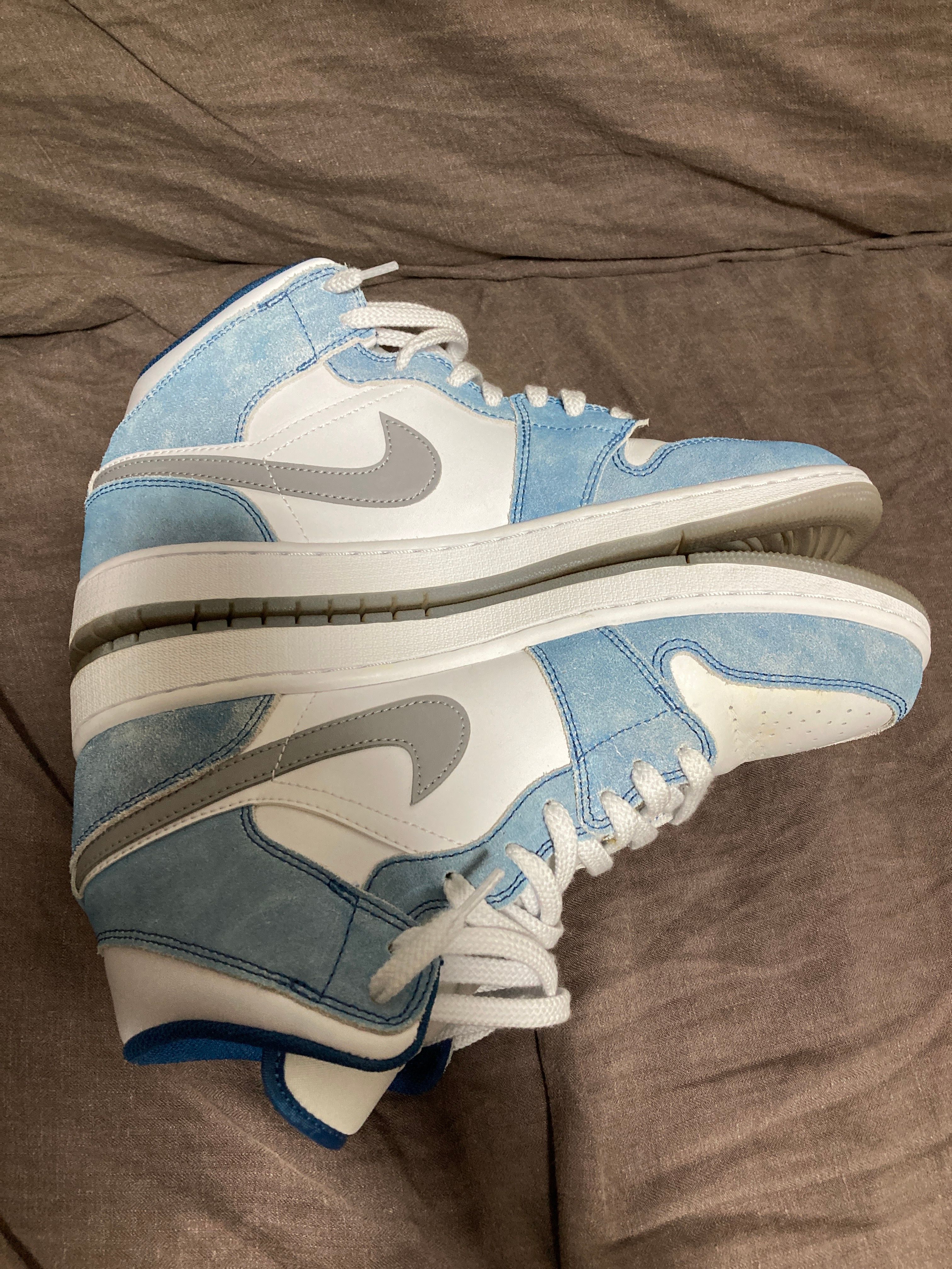 Nike Air Jordan 1 Mid SE "White/Hyper Royal/Red"