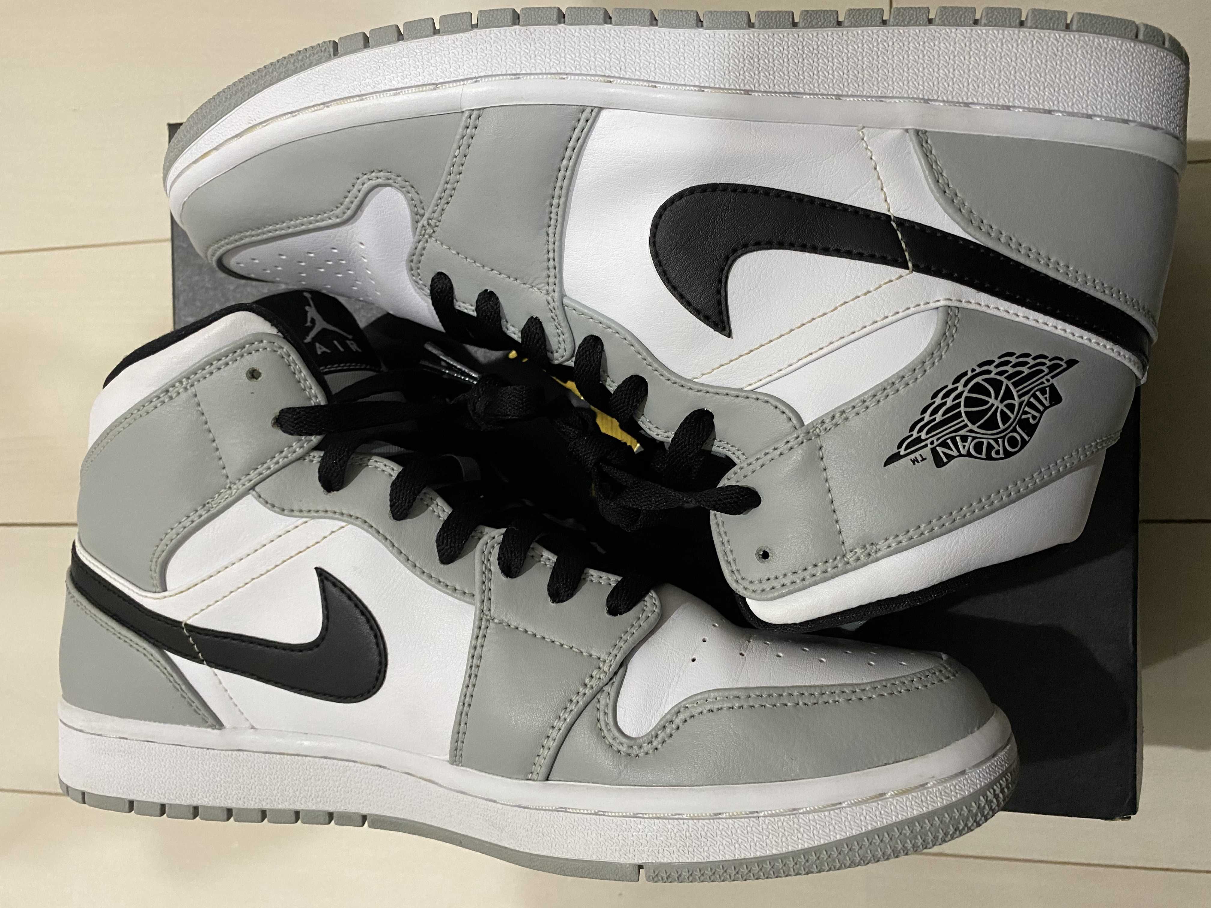 Nike Air Jordan 1 Mid "Light Smoke Grey/White/Black"